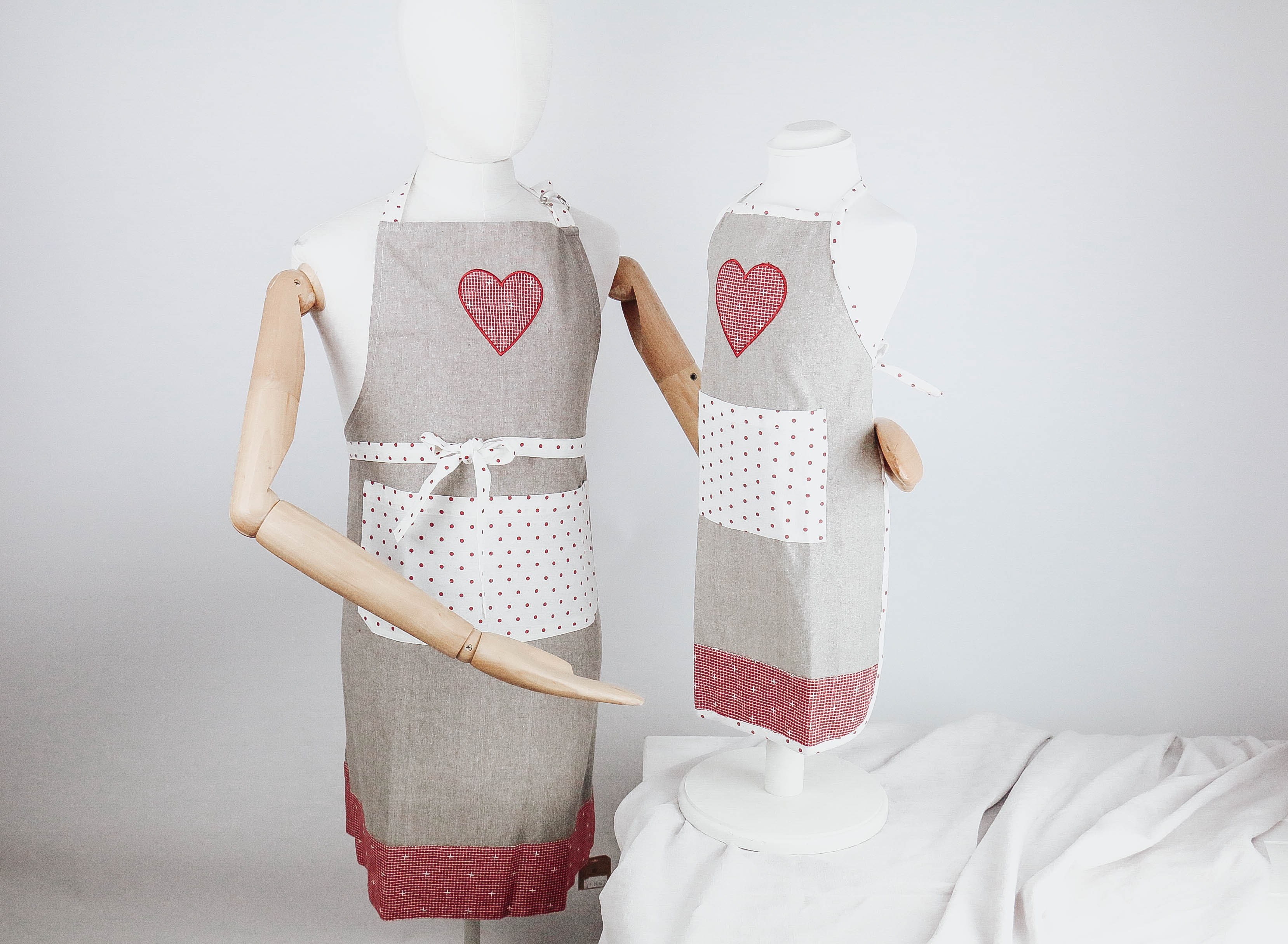 Schürze Herz rot-weiß-taupe Schürze Herz rot-weiß-taupe