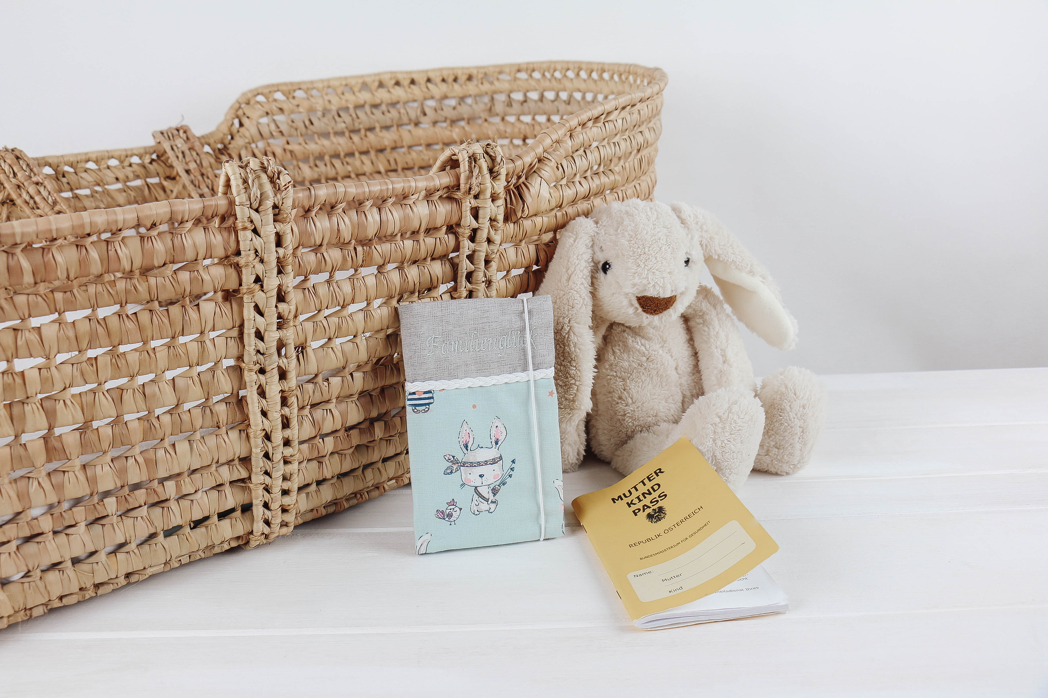 Nischenladen-78 Mutter-Kind-Passhülle Hasen mint-grau