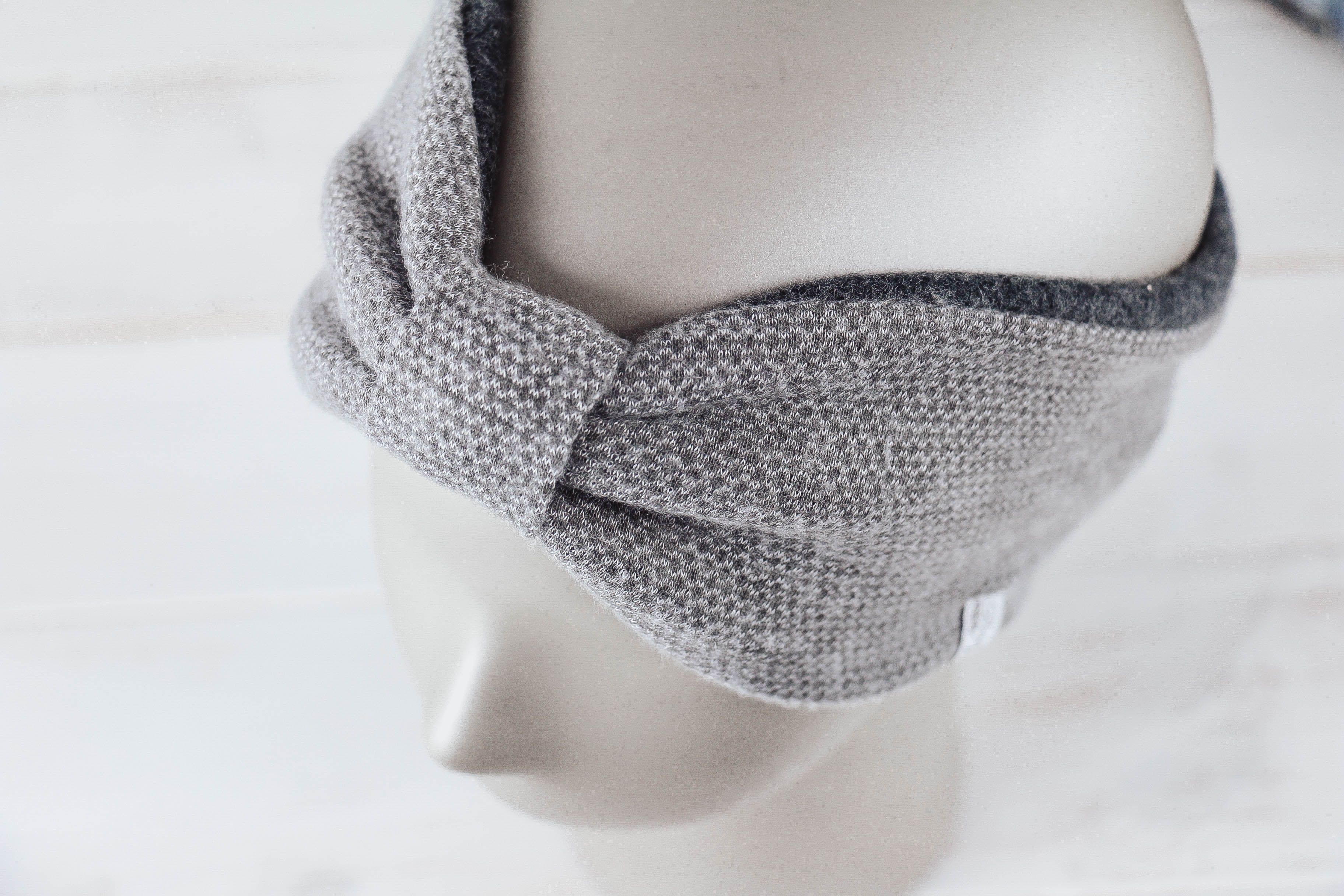 der-nischenladen-282KWLlPufc7JAC Stirnband mit Schlaufe hellgrau