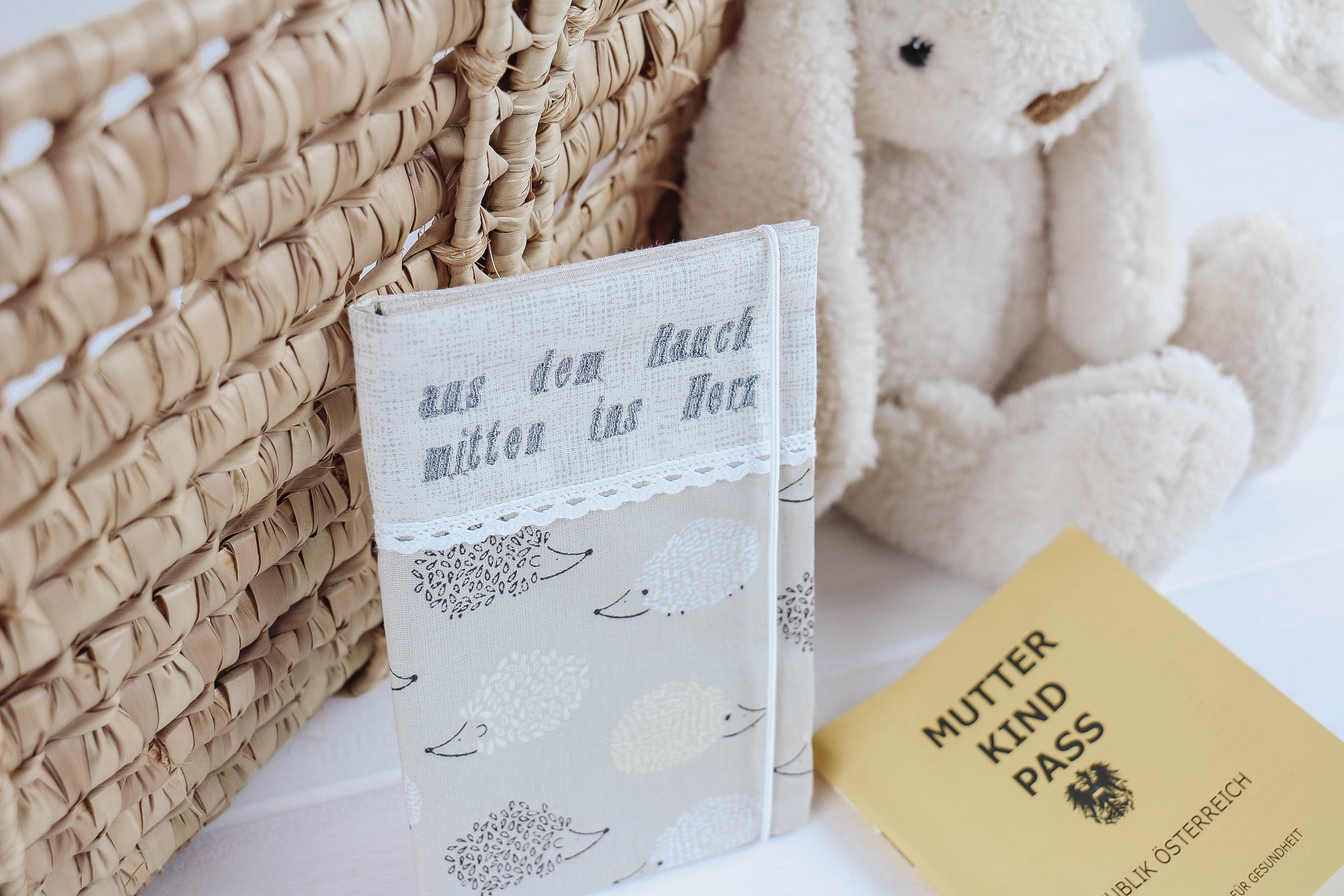 Nischenladen-43 Mutterkindpasshülle Igel natur