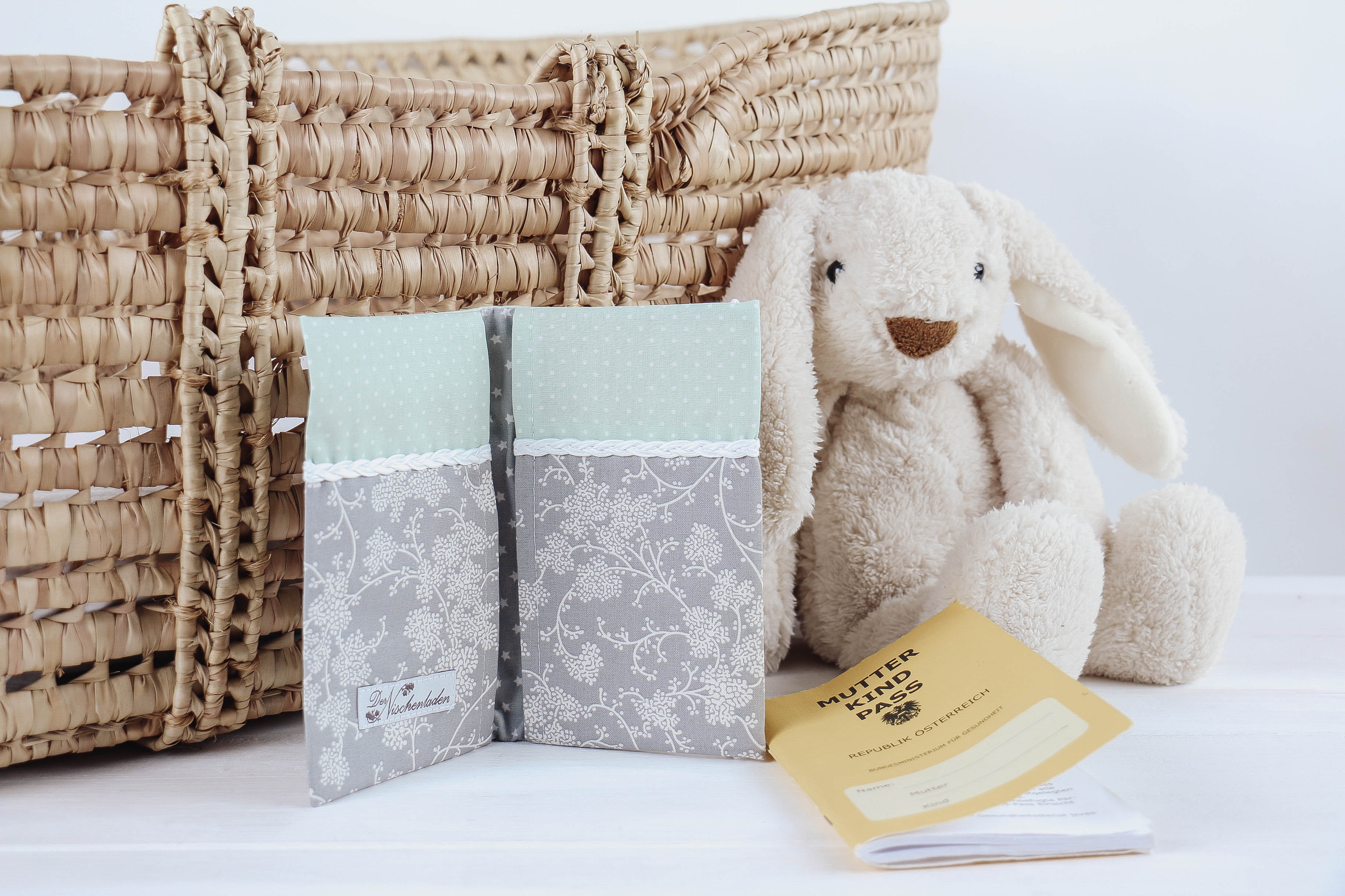 Nischenladen-67 Mutter-Kind-Passhülle Blumenranken grau-mint