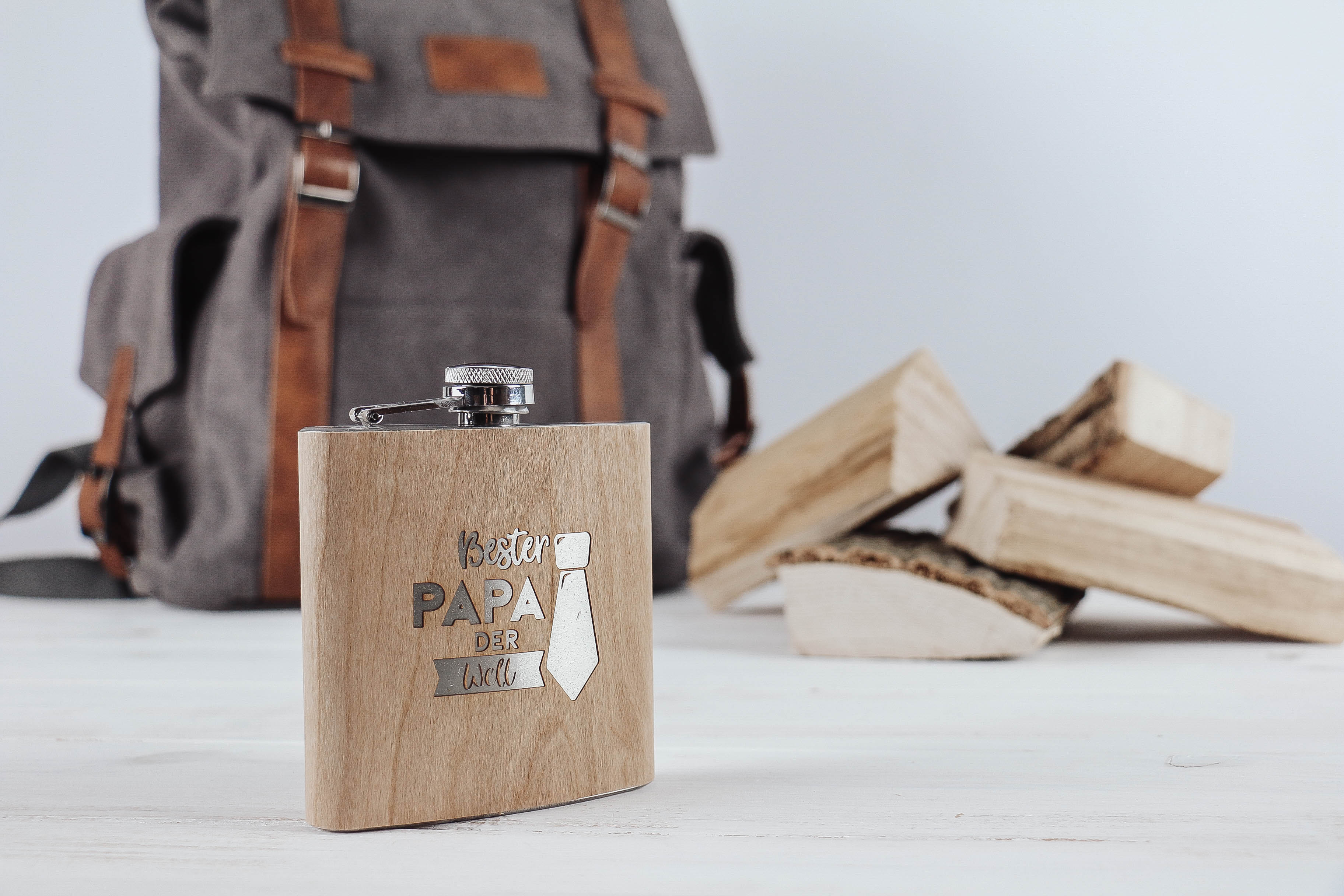 der-nischenladen Flachmann mit Holzmanschette "Bester Papa* Krawatte