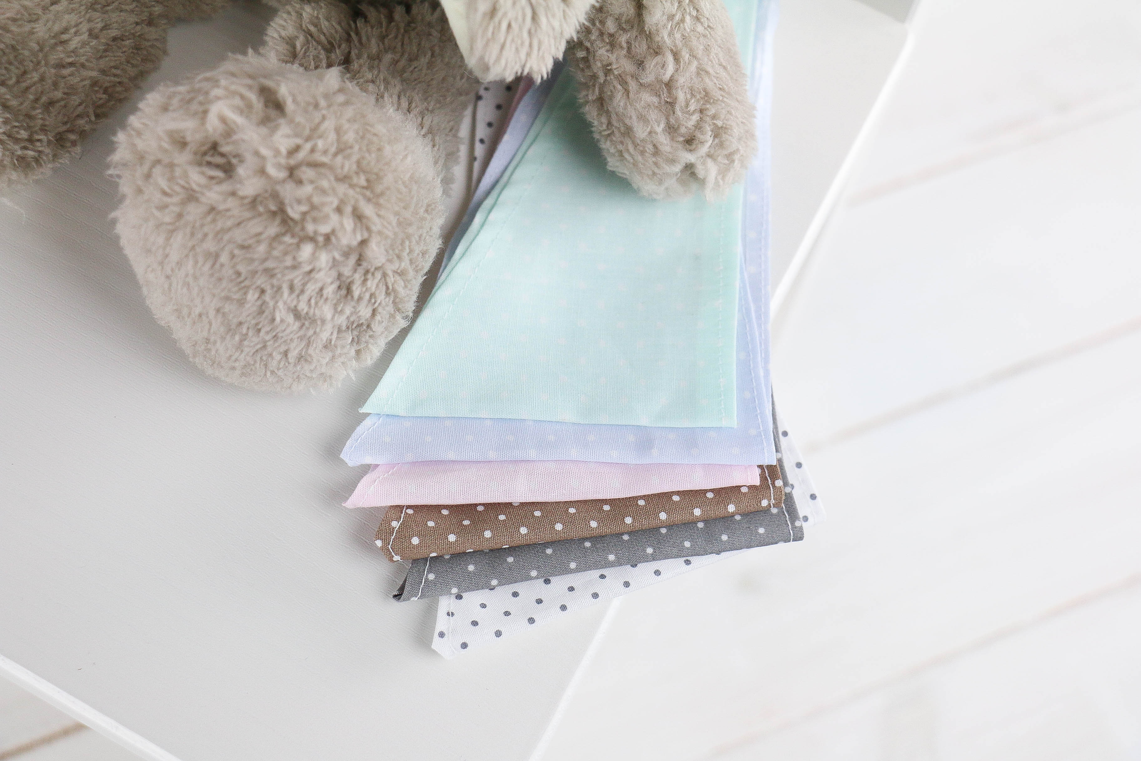 nischenladen-9aiSY5WaSpQ8Wr Kuscheltier Hase braun mit besticktem Halstuch