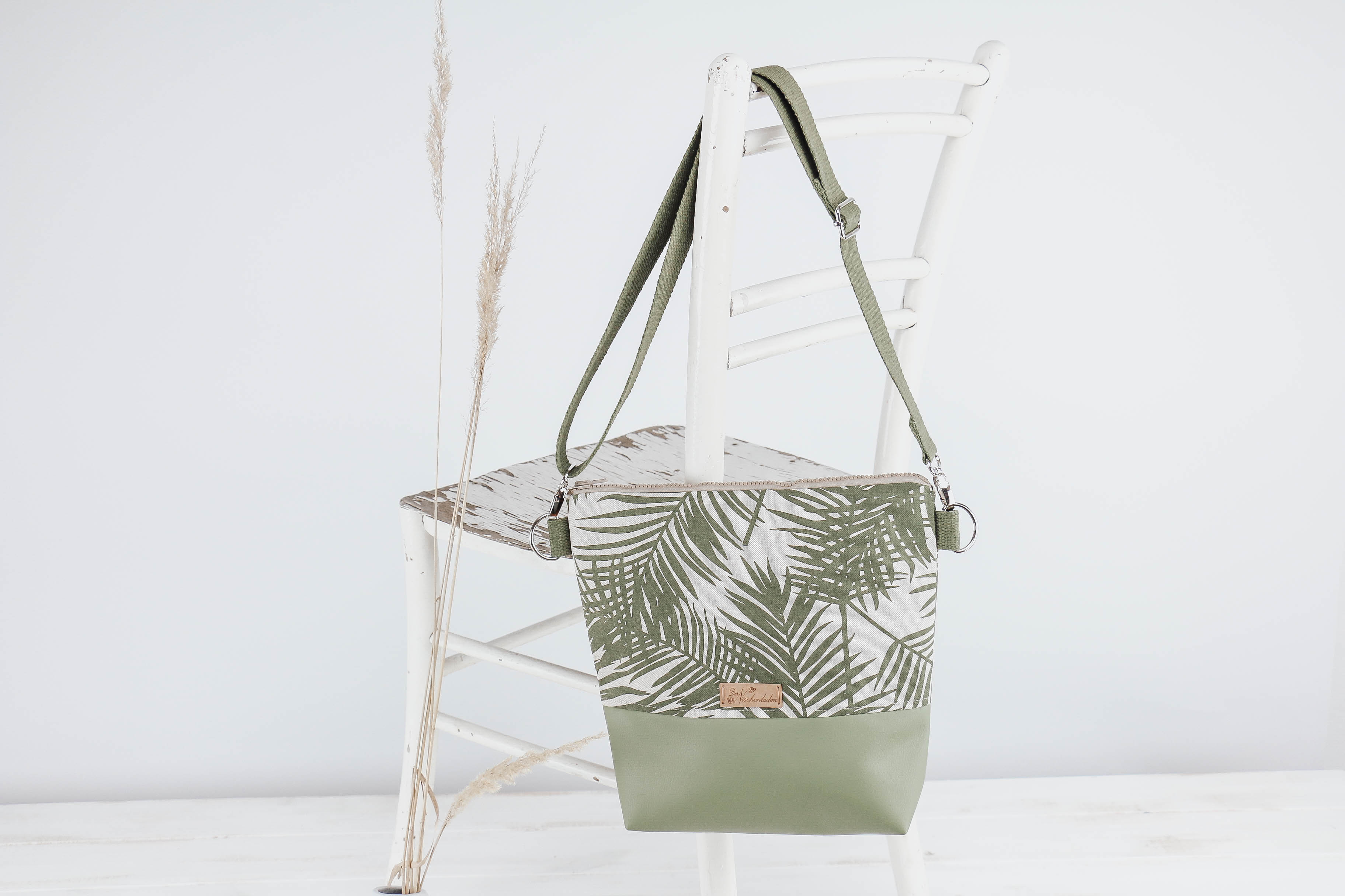 der-nischenladen-260JtAf0o2p4CS2 Umhängetasche Palm leaves Olivegreen
