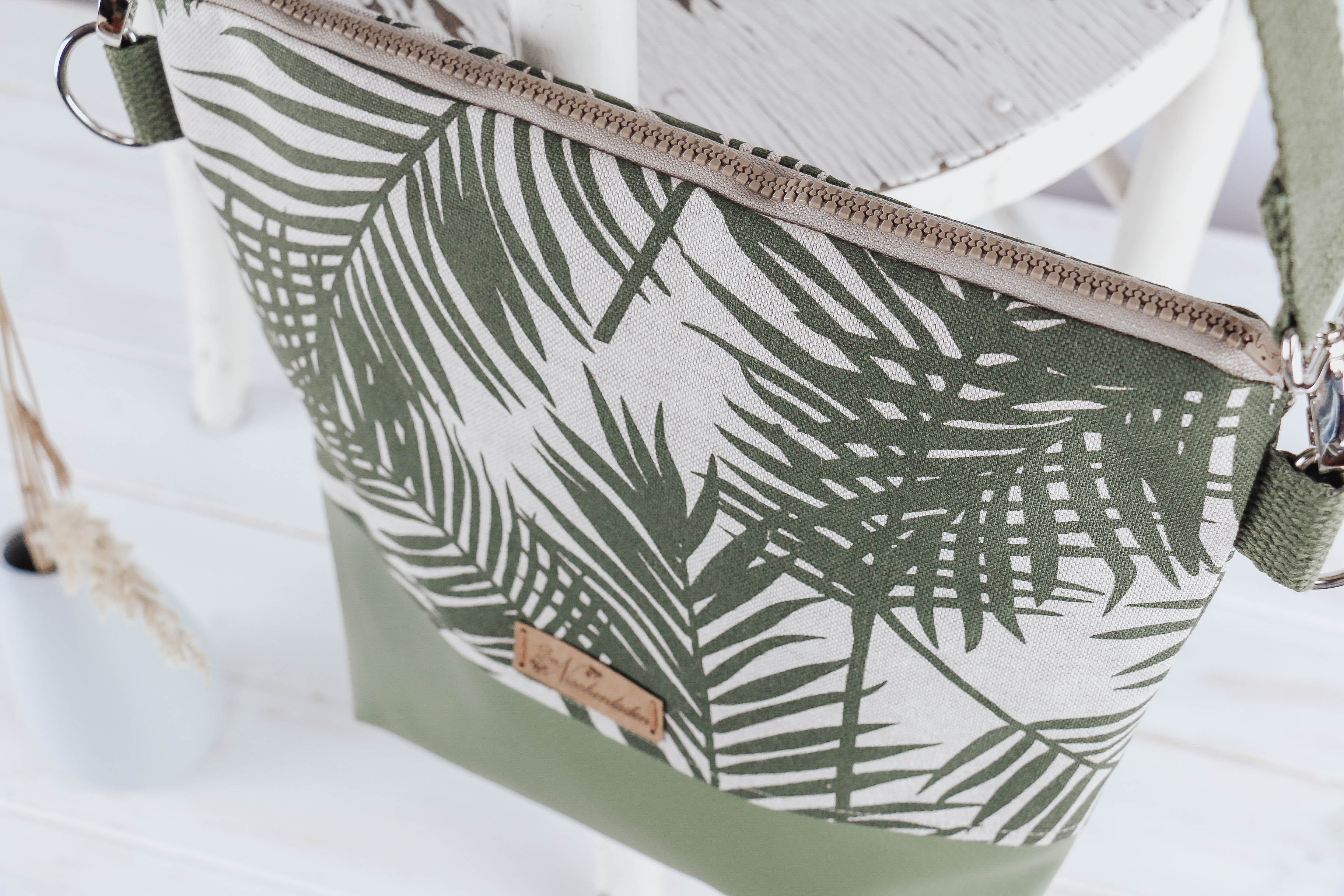 der-nischenladen-27bpu8cweyKFFEz Umhängetasche Palm leaves Olivegreen