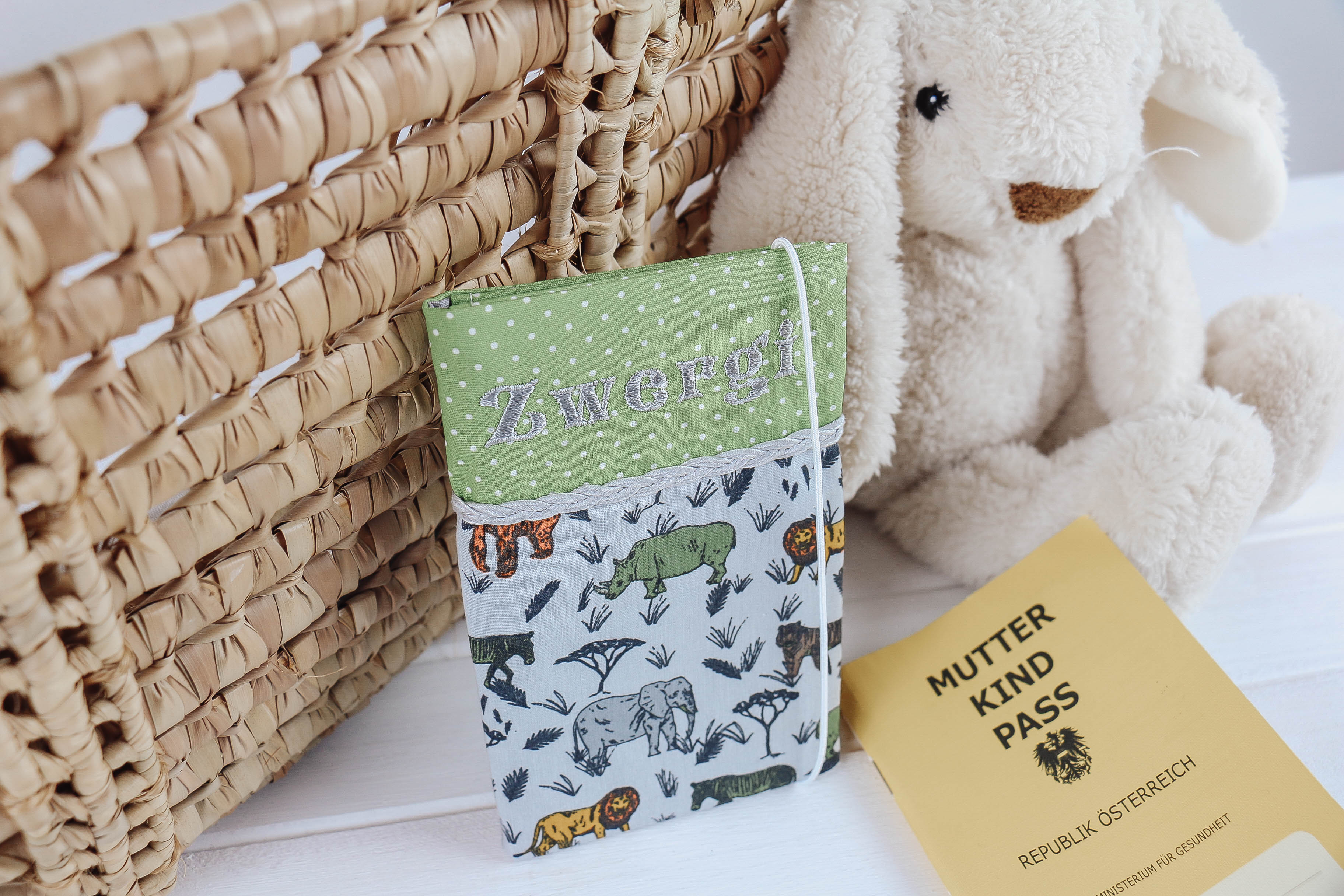 Nischenladen-76 Mutterkindpasshülle Safaritiere grau-grün