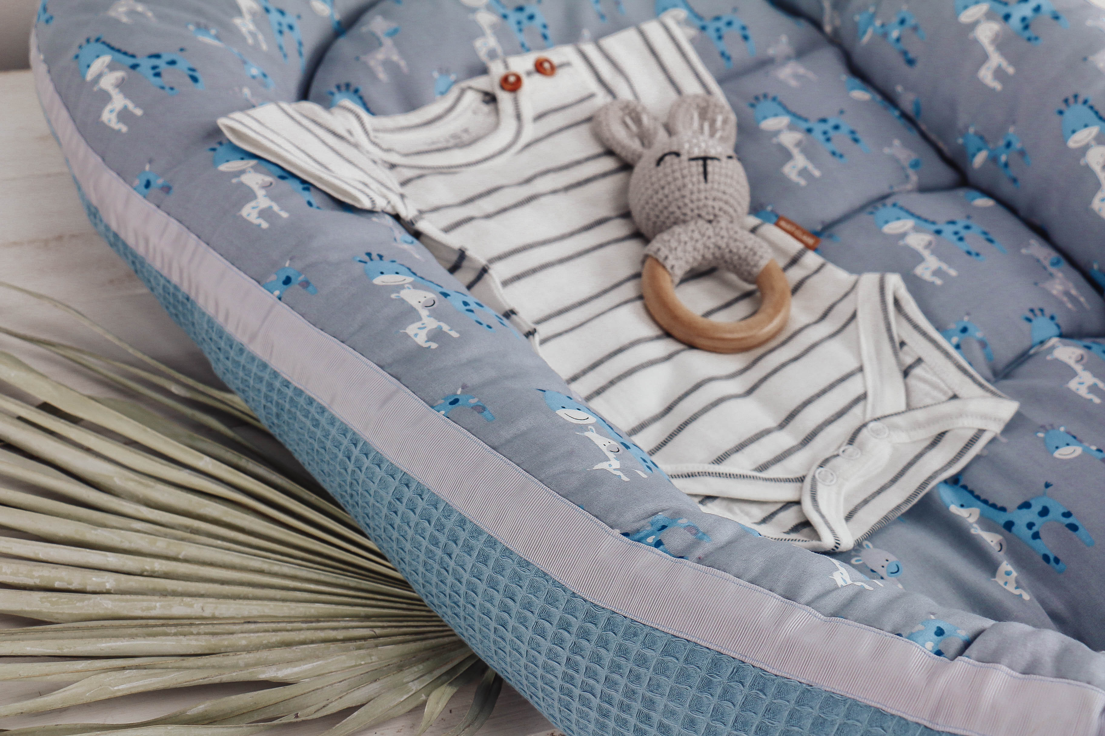 nischenladen-101 Babynest Giraffe blau-grau