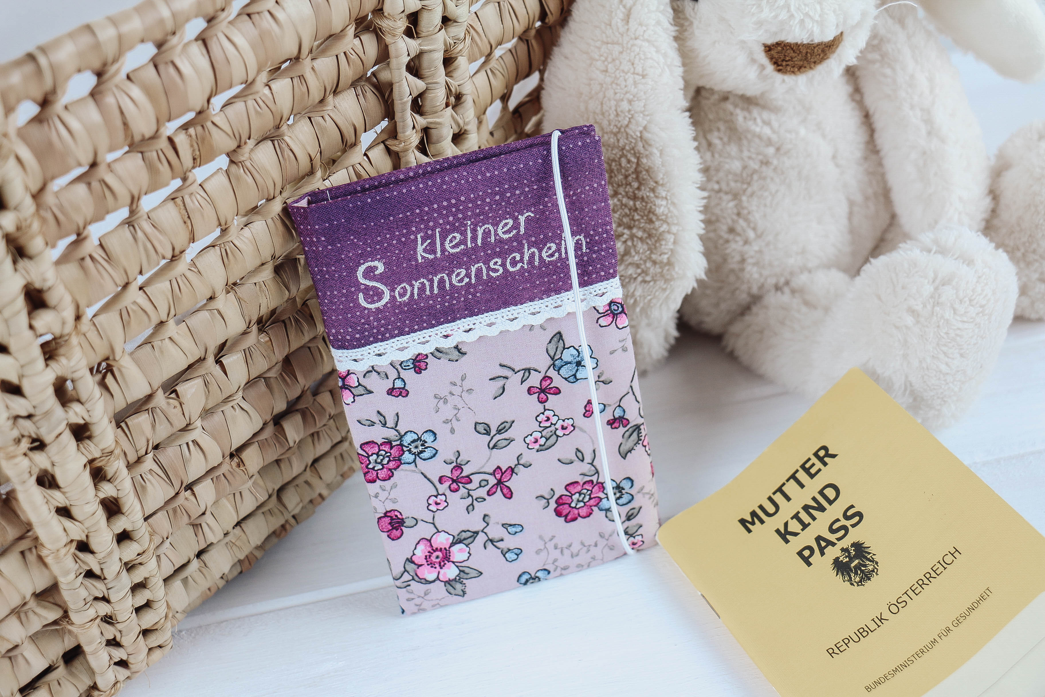 Nischenladen-54 Mutterkindpasshülle Blumen rosa-lila