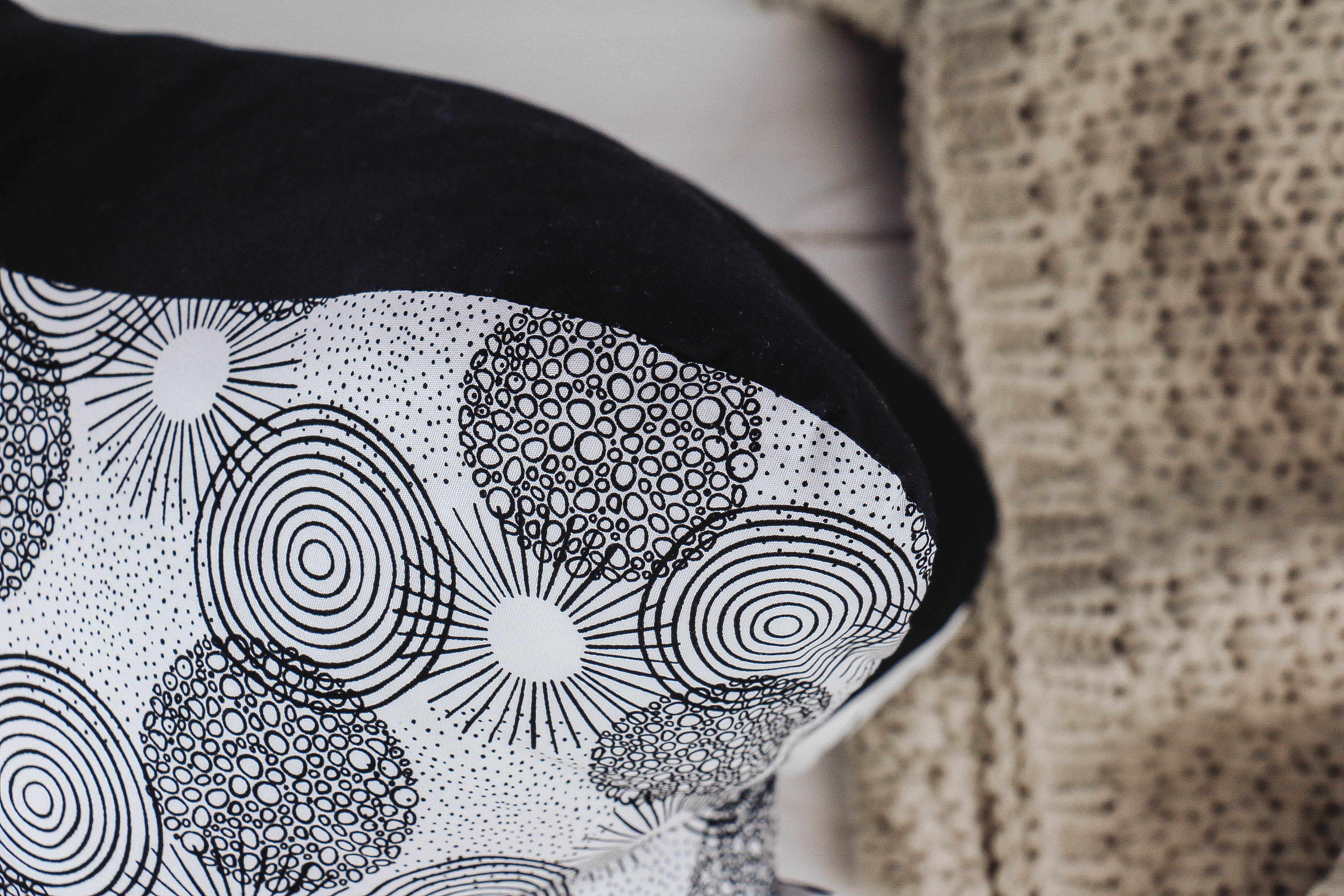 der-nischenladen-5HXl5zt1fAtRLP Leseknochen schwarz-weiß