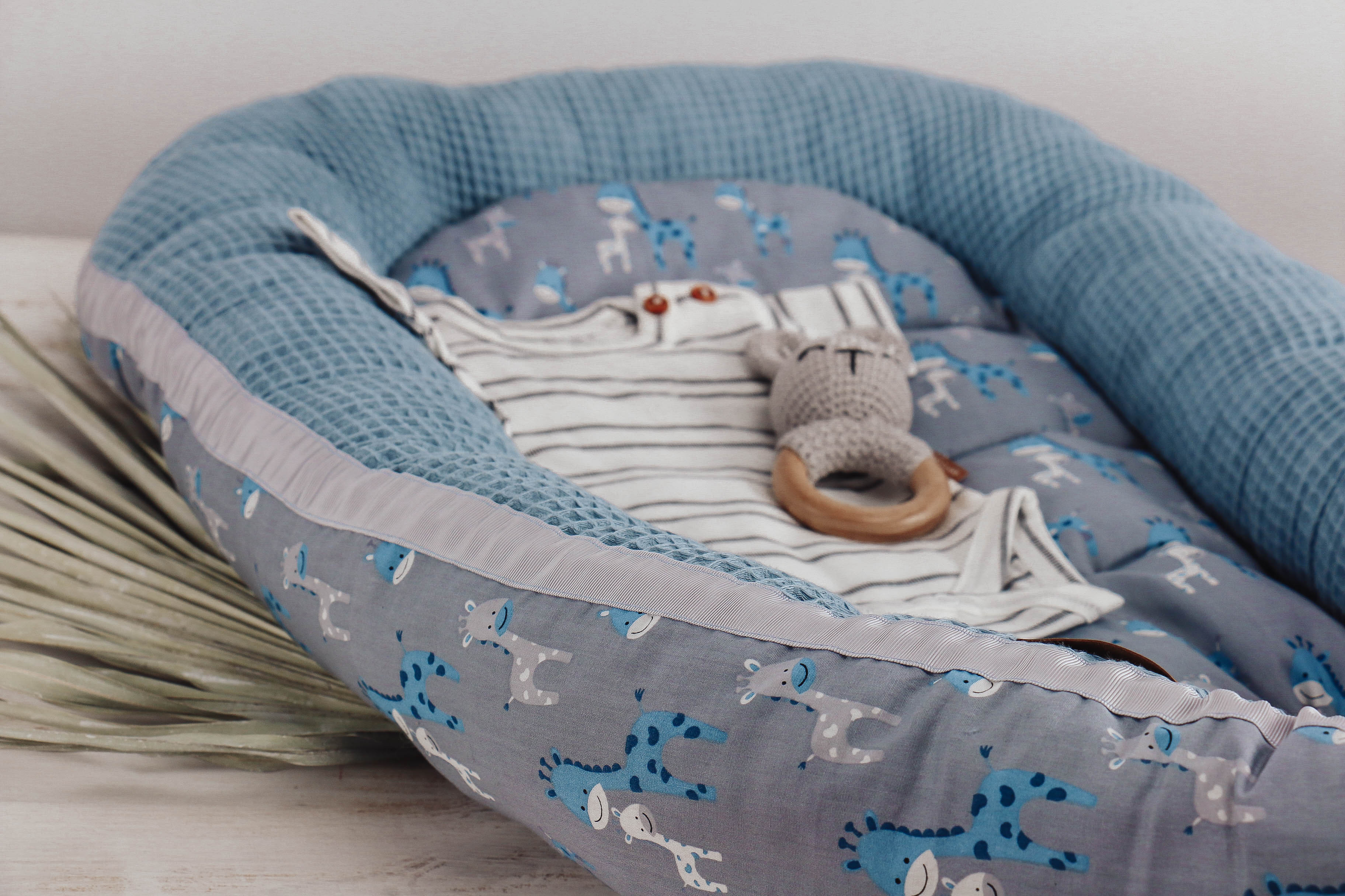 nischenladen-105 Babynest Giraffe blau-grau