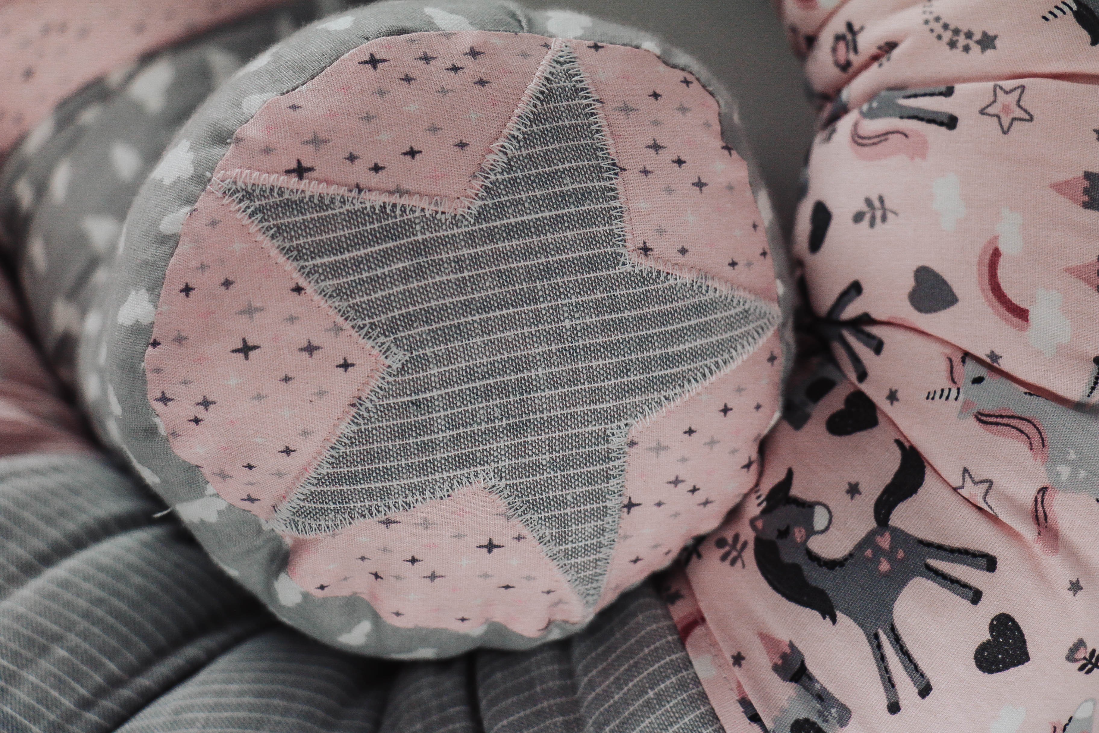 nischenladen-4oE6zMRXXO5qUc Bettschlange rosa-grau