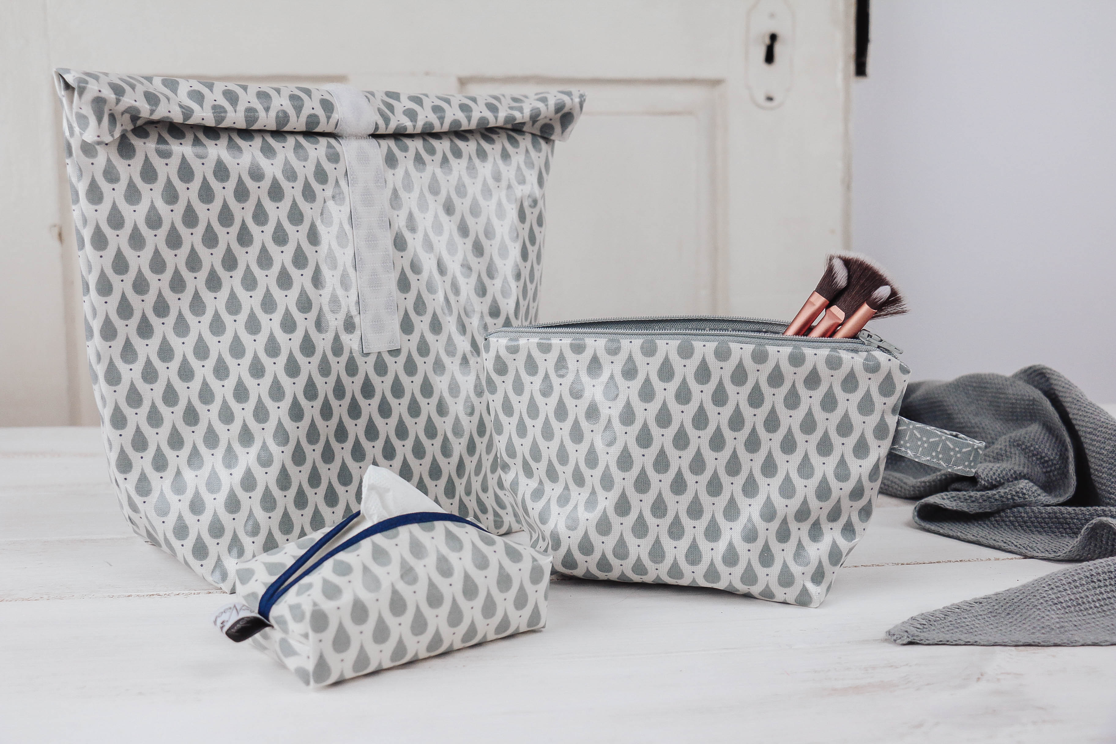 nischenladen-4WmNtd3AM5tUcU Wachstuchtäschchen Tropfen blau