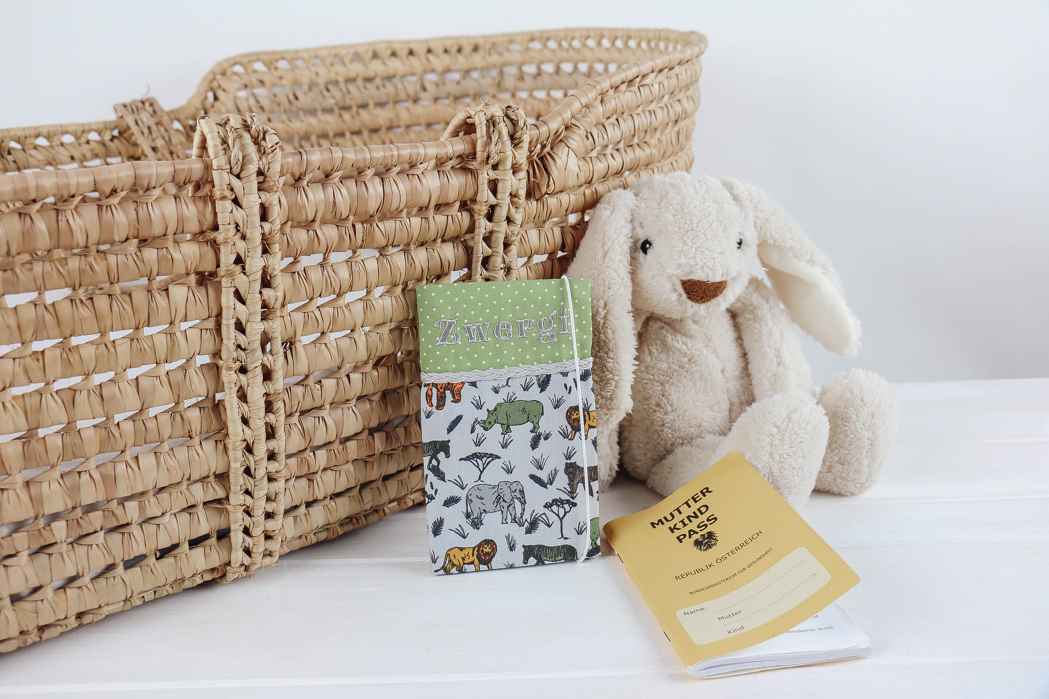 Nischenladen-75 Mutter-Kind-Passhülle Safaritiere grau-grün