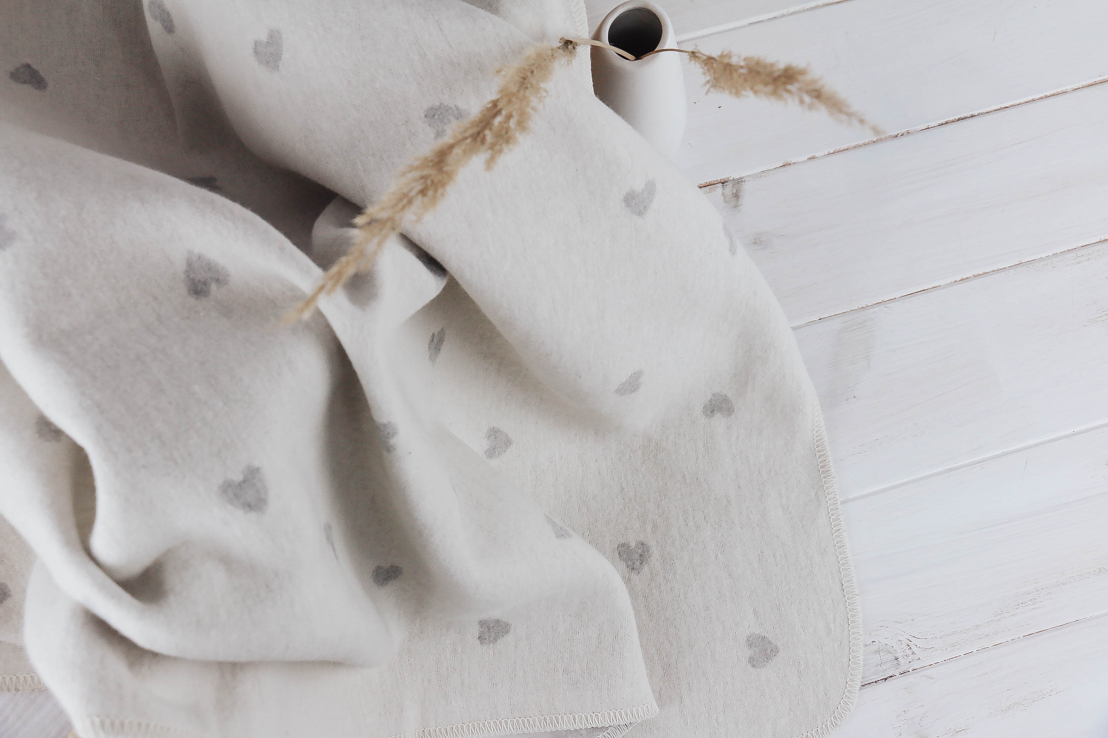 der-nischenladen-12JtblLJBDzbsI6 Babydecke Herzen grau-natur