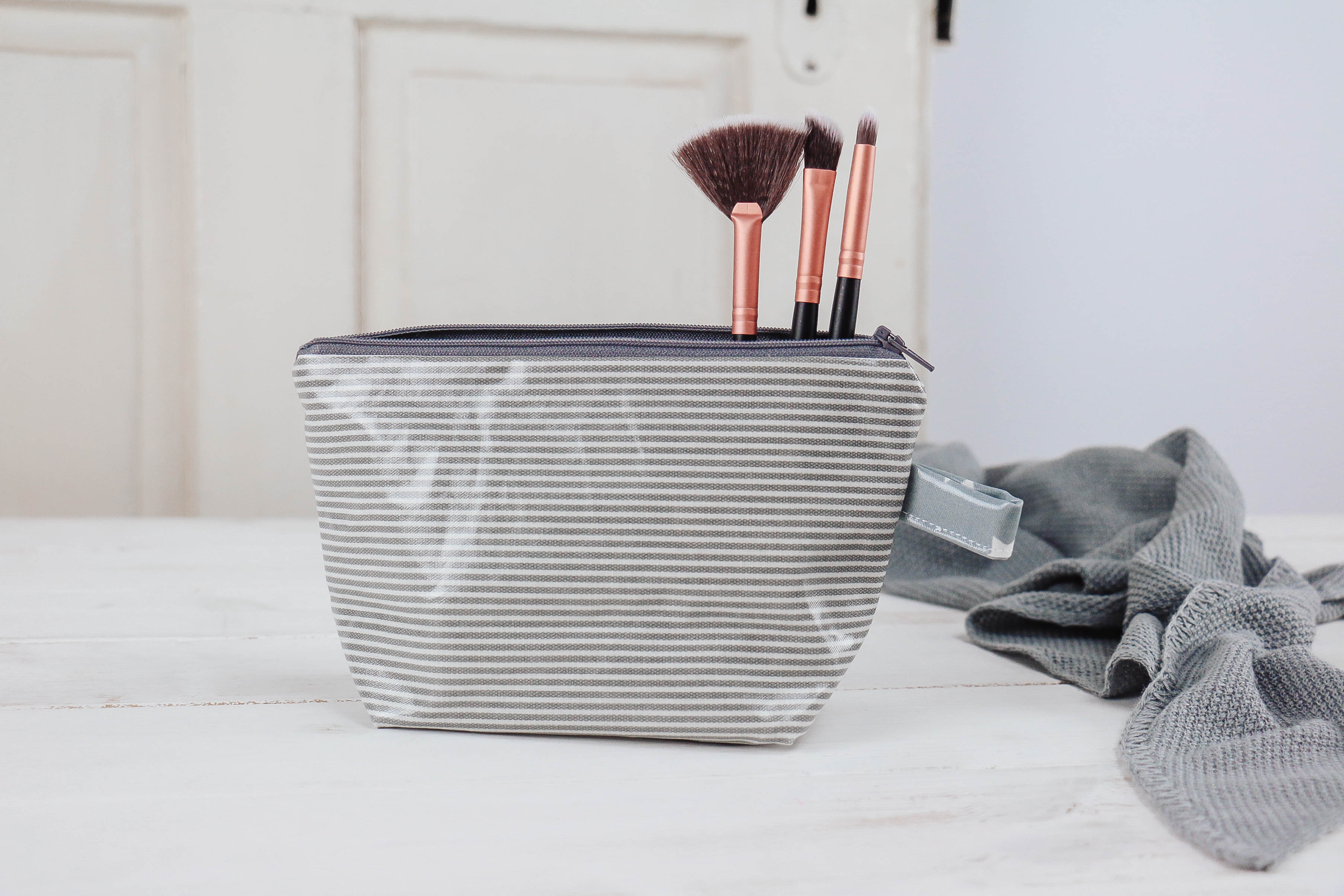 nischenladen-89yeBdMi8NL08v7 Wachstuchtäschchen Streifen grau