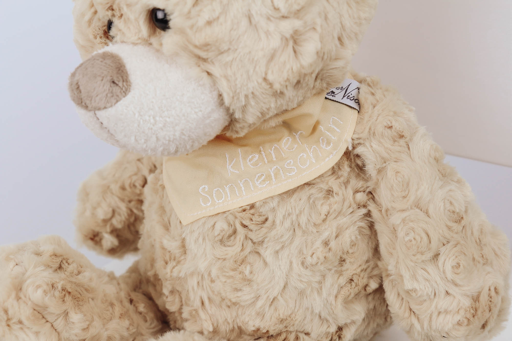 Kuscheltier Bär braun mit besticktem Halstuch