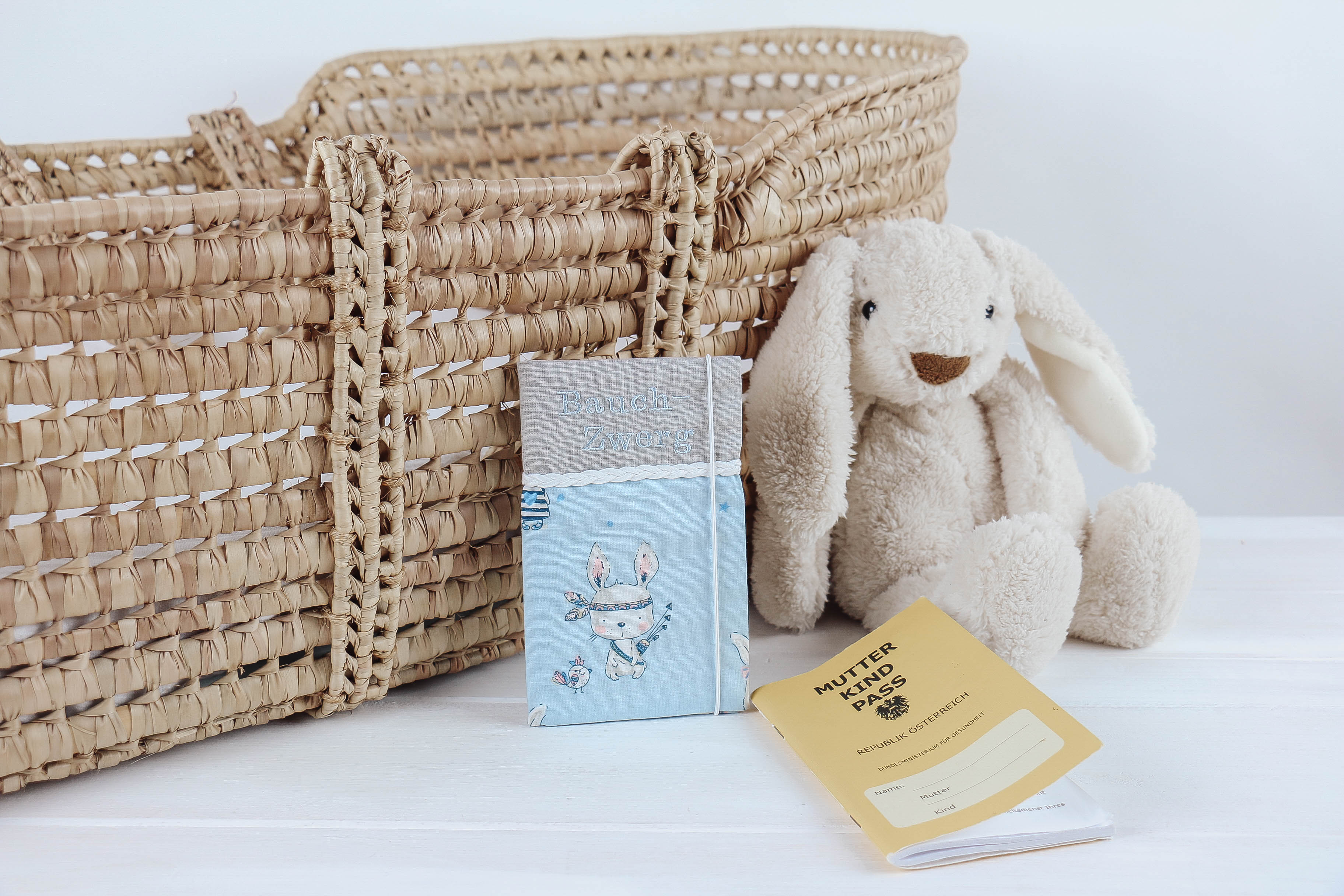 Nischenladen-56 Mutter-Kind-Passhülle Hasen blau-grau