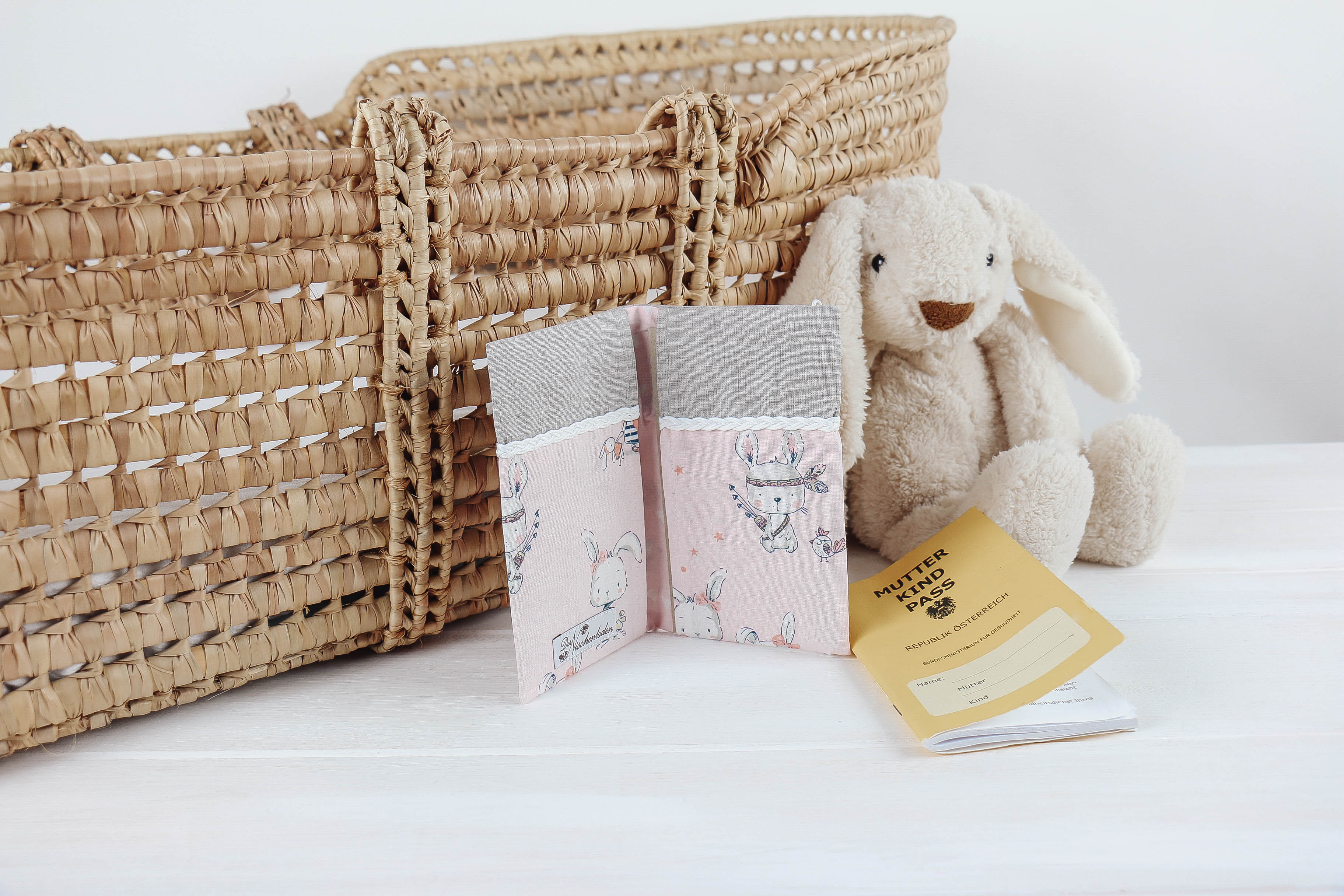 Nischenladen-74 Mutter-Kind-Passhülle Hasen rosa-grau