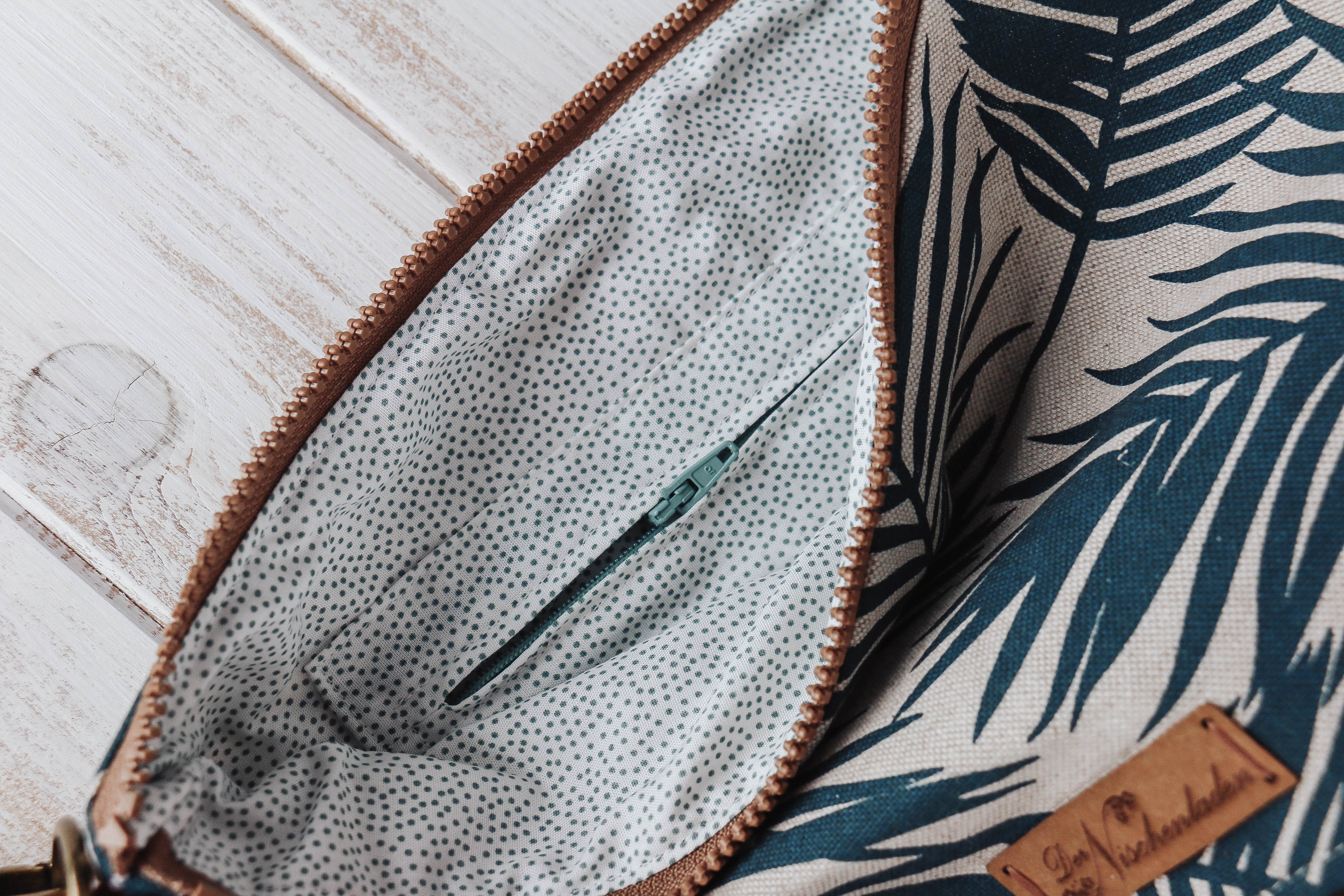 der-nischenladen-182K8Q1emnFMyUG Umhängetasche Palmleaves petrol