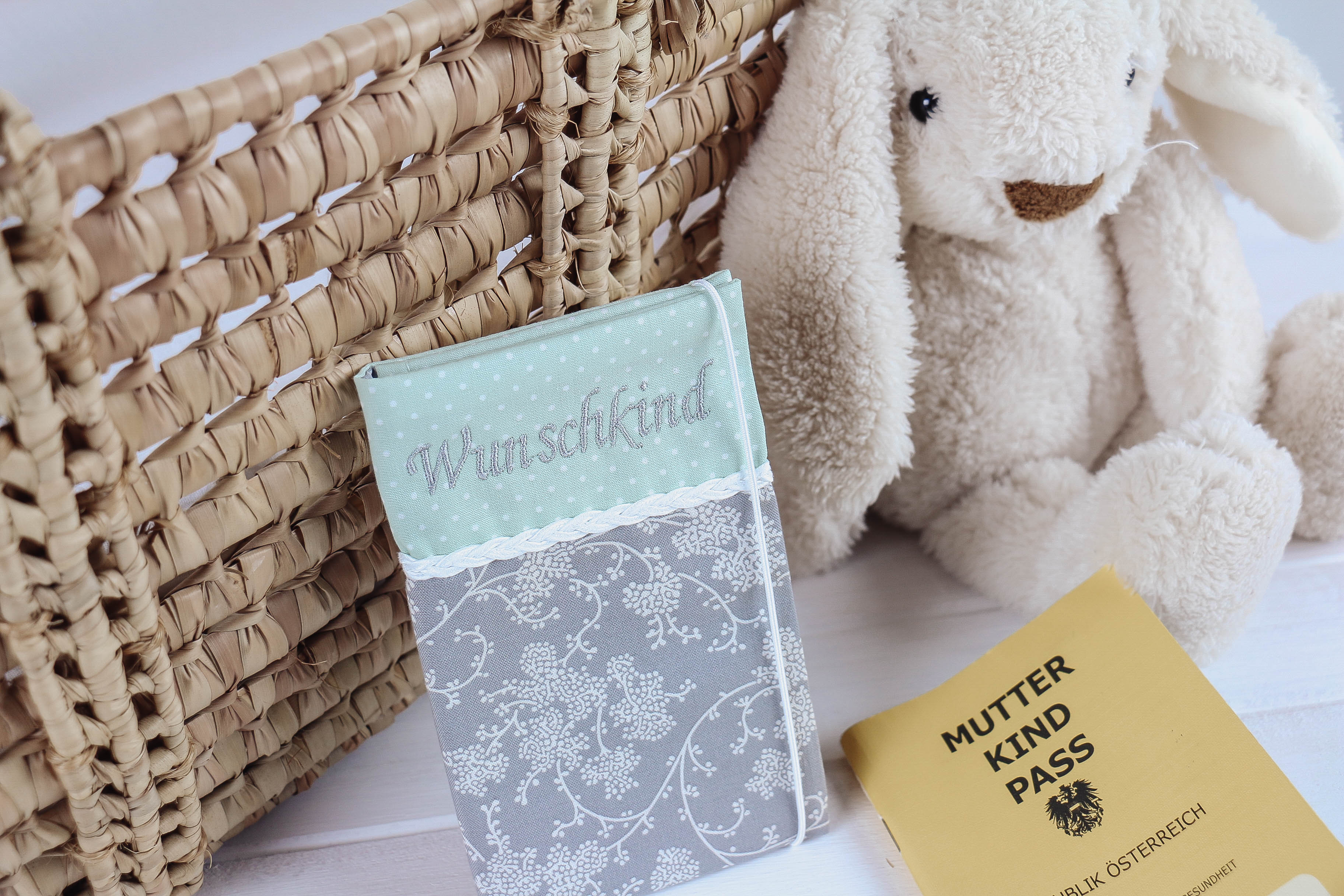 Nischenladen-66 Mutterkindpasshülle Blumenranke grau-mint