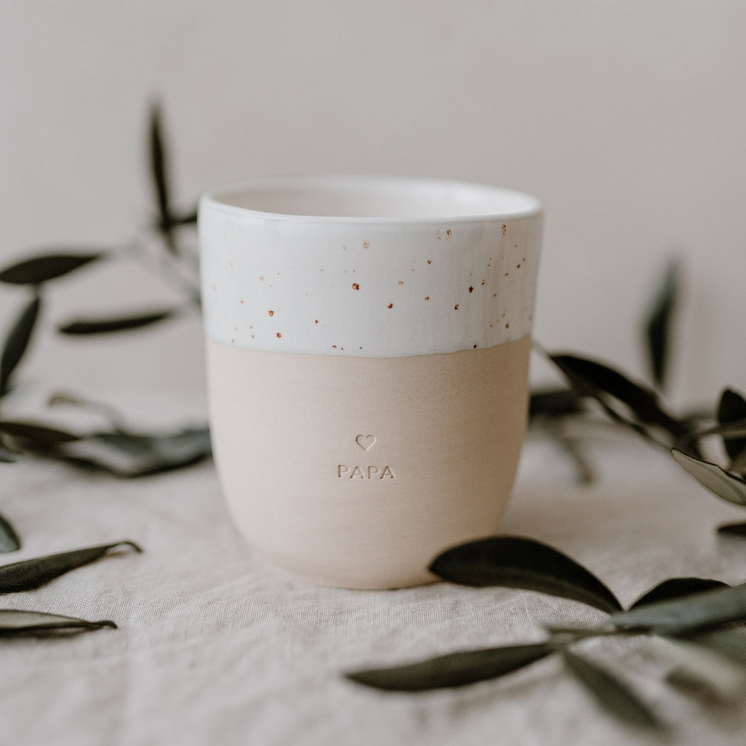 pot-000_becher_papa_photocredits_maggymelzer_5_1056x1056 Eulenschnitt Kaffeebecher *Papa*