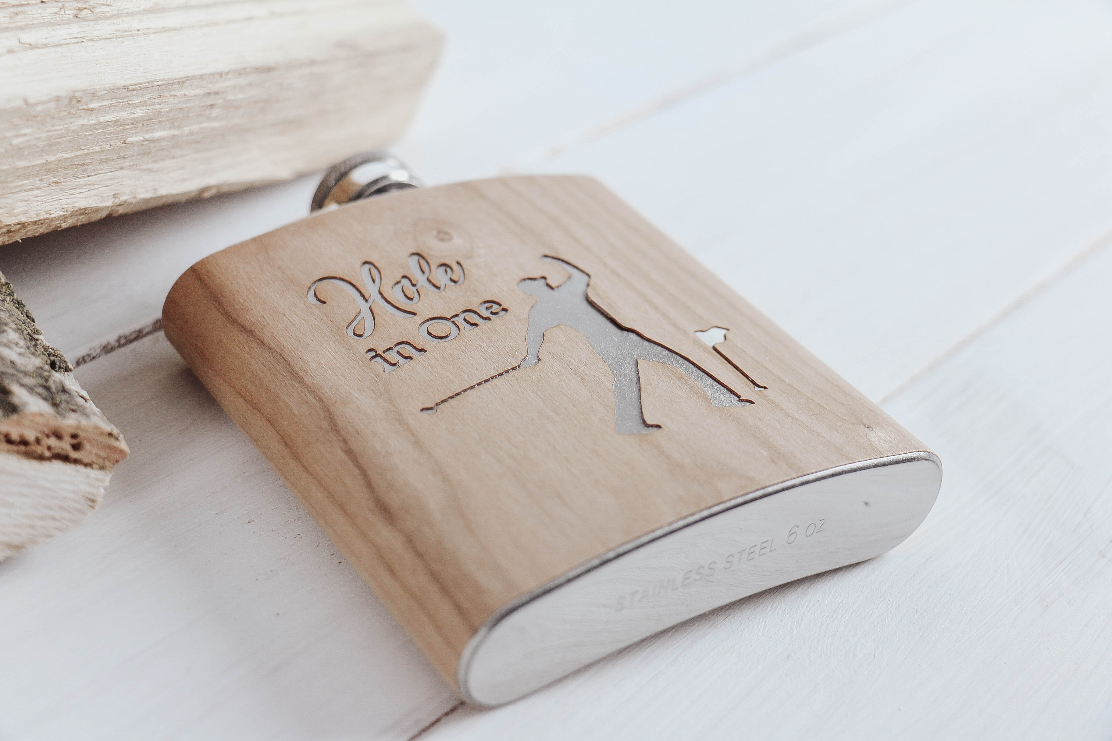 der-nischenladen-15 Flachmann mit Holzmanschette "Hole in one"