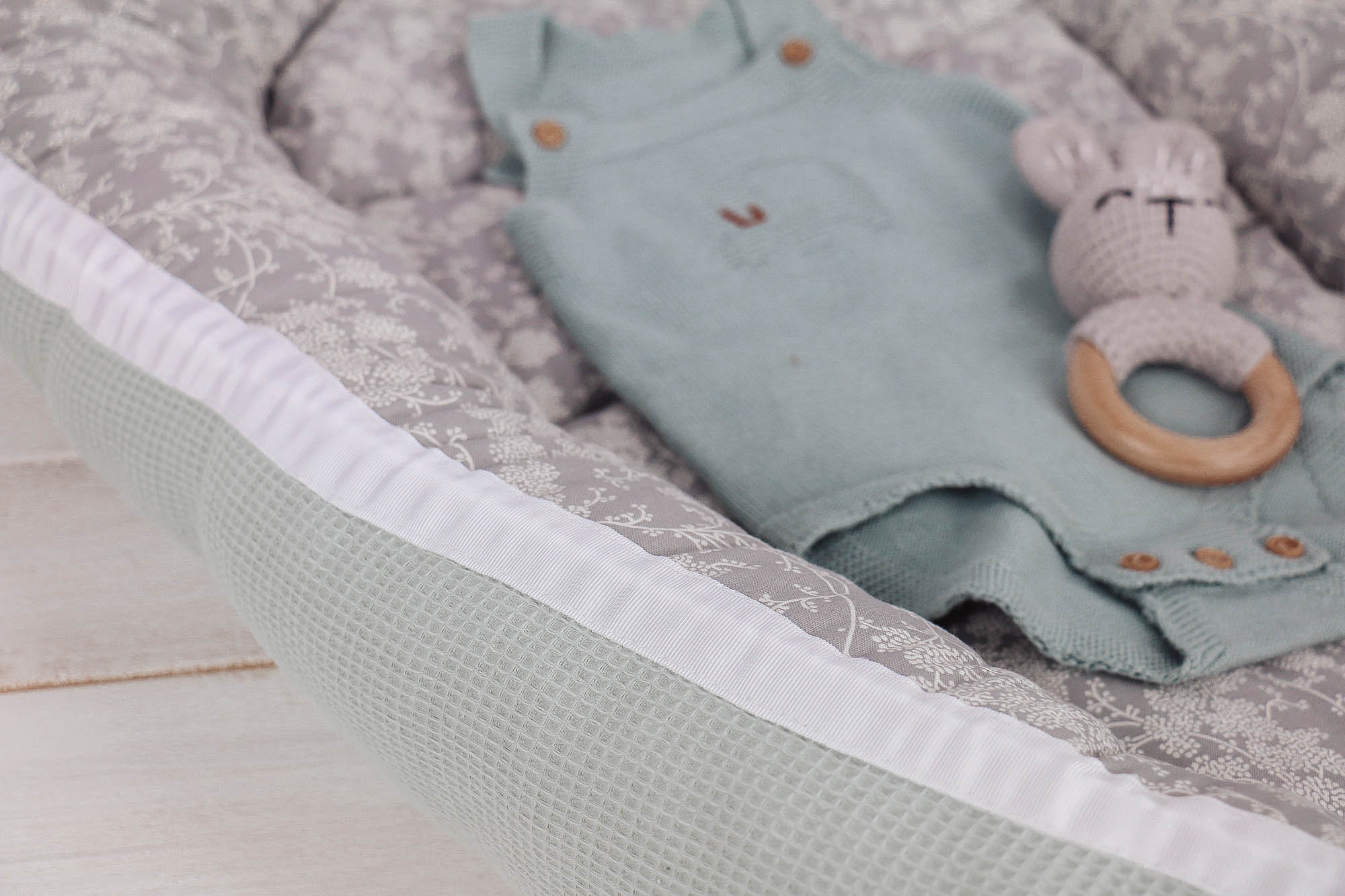 20220616-IMG_0718 Babynest *Blumenranke* mint-grau