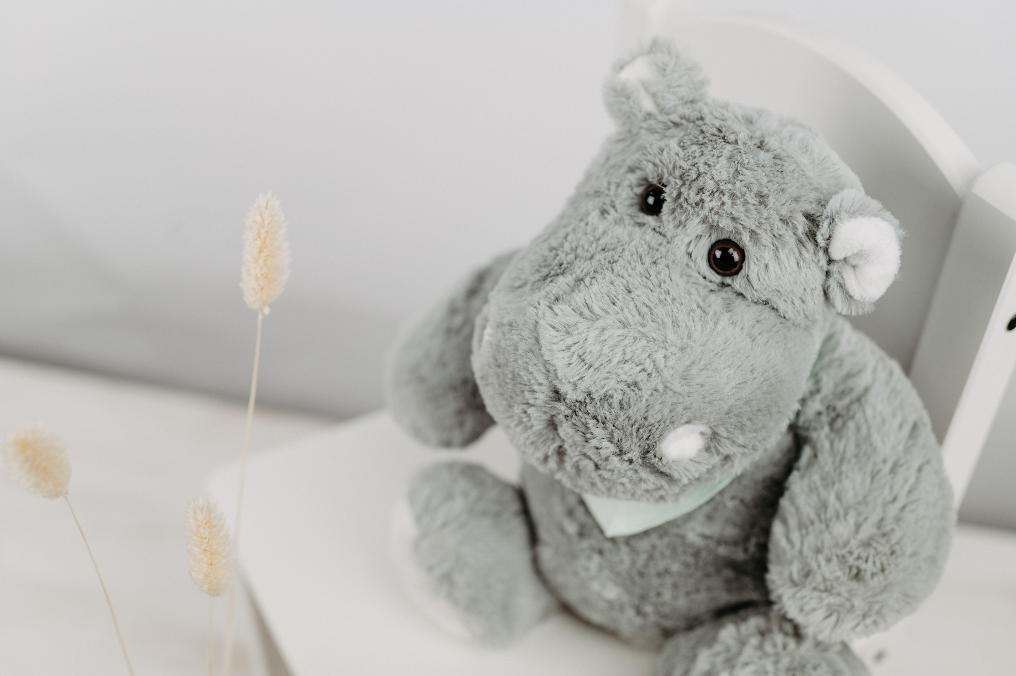 Kuscheltier Nilpferd grau mit besticktem Halstuch