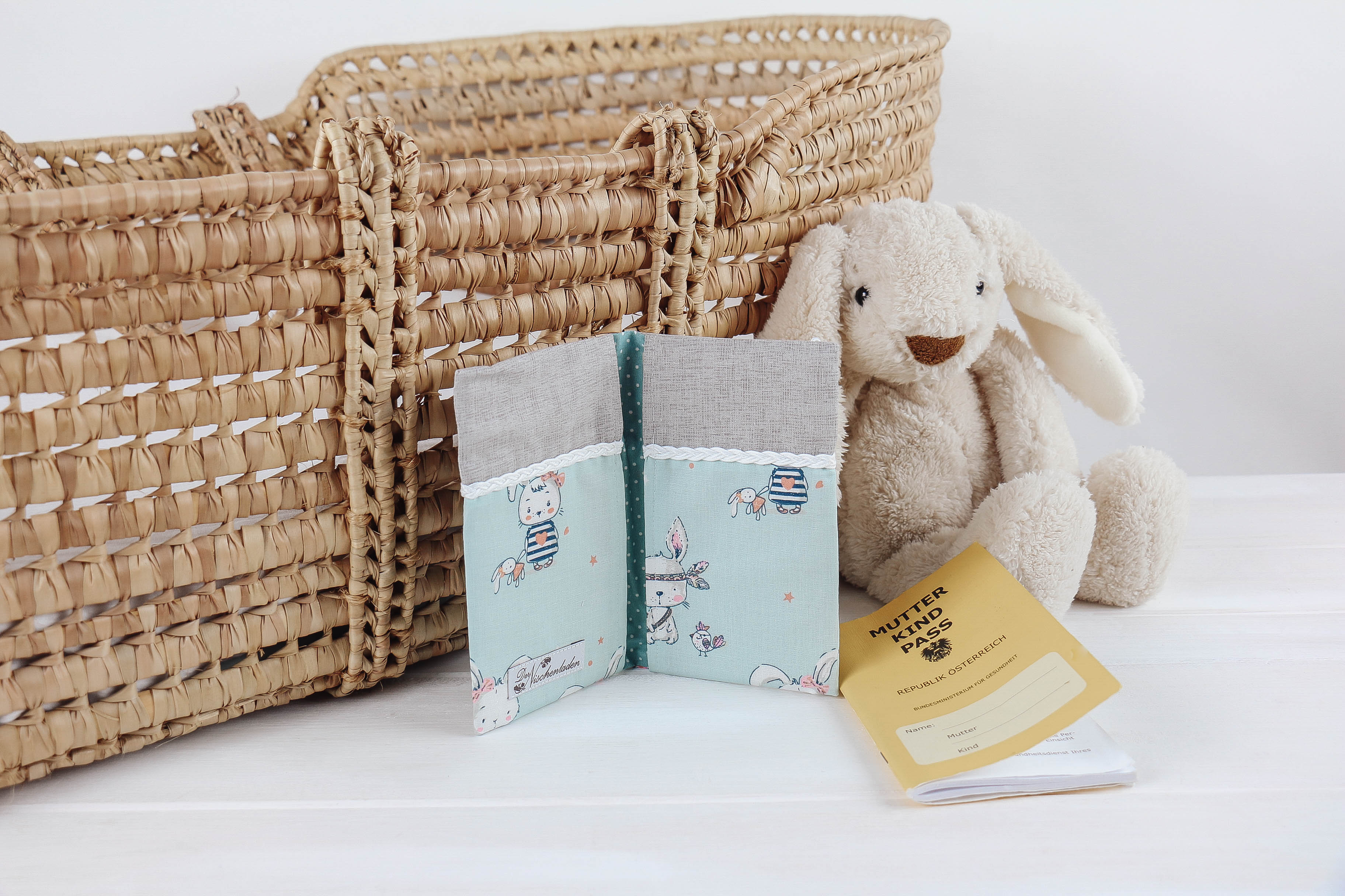 Nischenladen-80 Mutter-Kind-Passhülle Hasen mint-grau