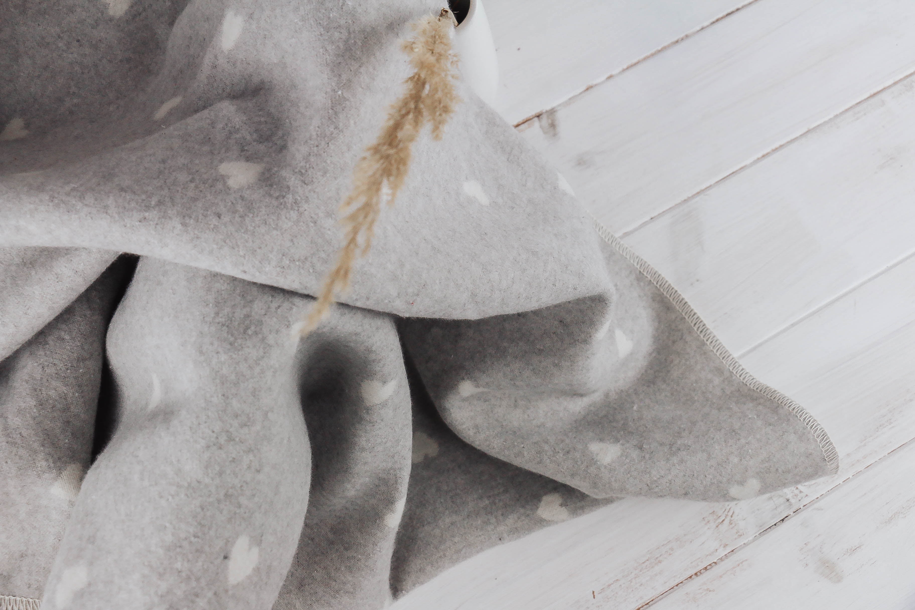 der-nischenladen-11MAvLw6uEH1R9V Babydecke Herzen grau-natur