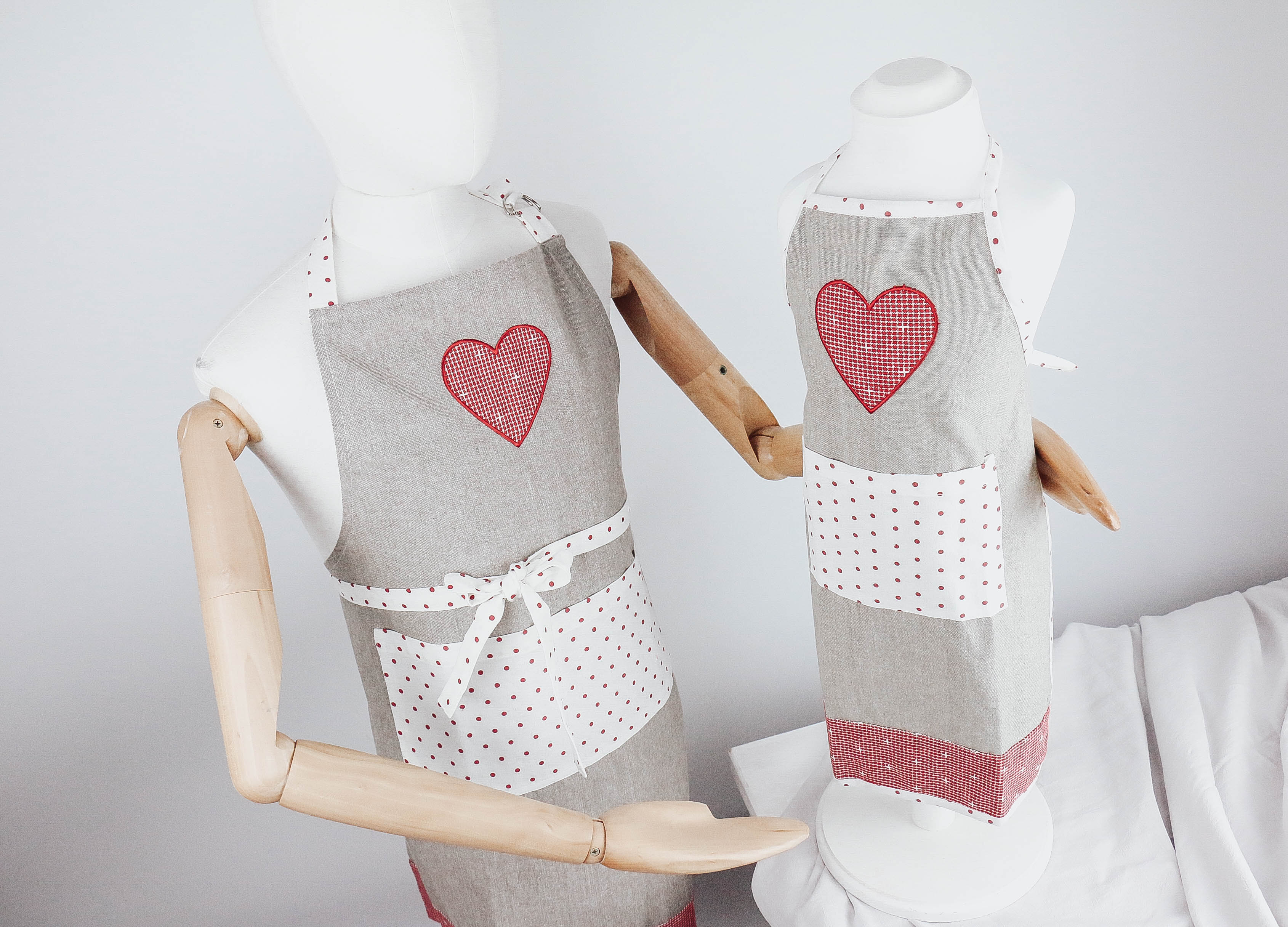 Schürze Herz rot-weiß-taupe Schürze Herz rot-weiß-taupe