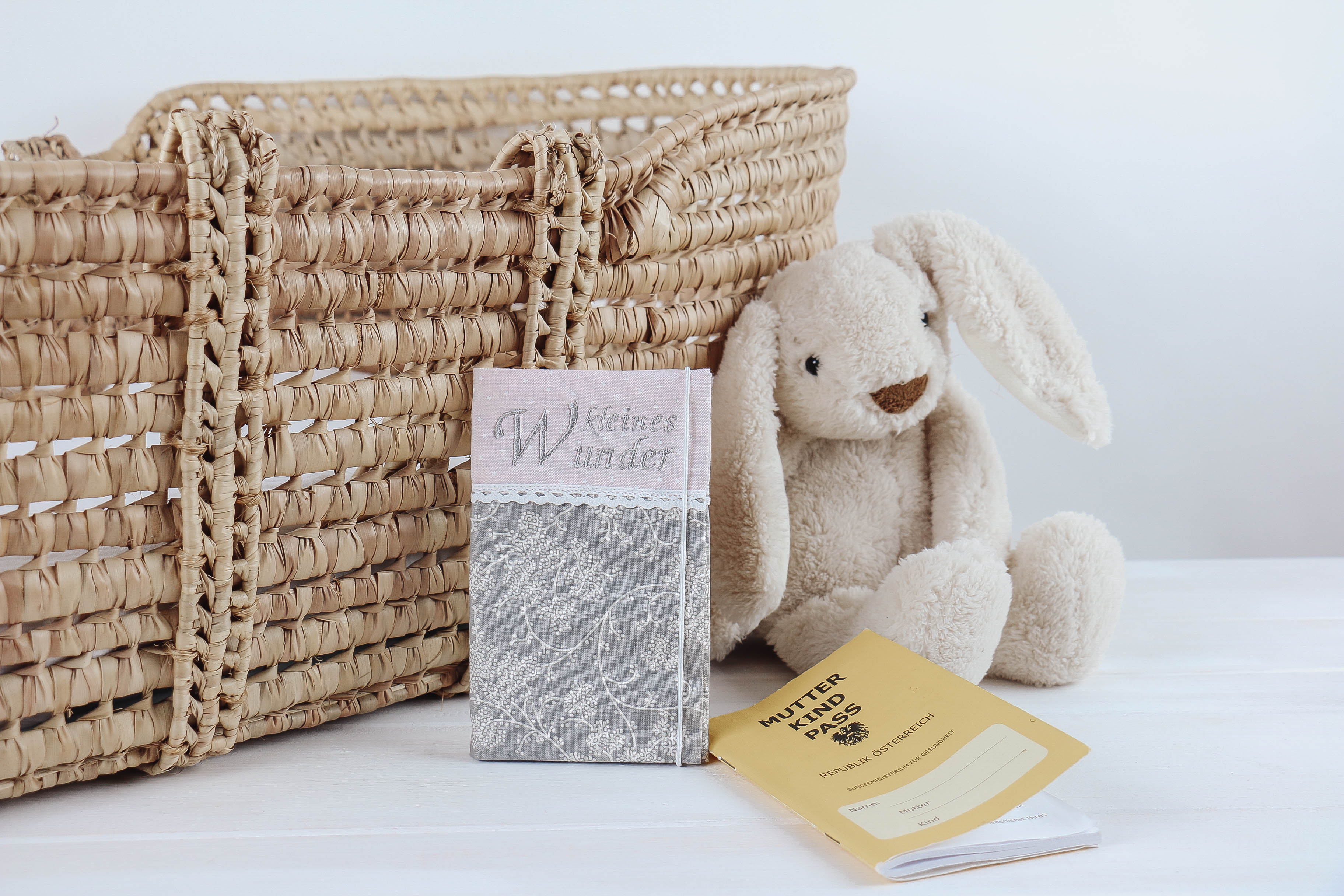 Nischenladen-33 Mutter-Kind-Passhülle Blumenranke grau-rosa