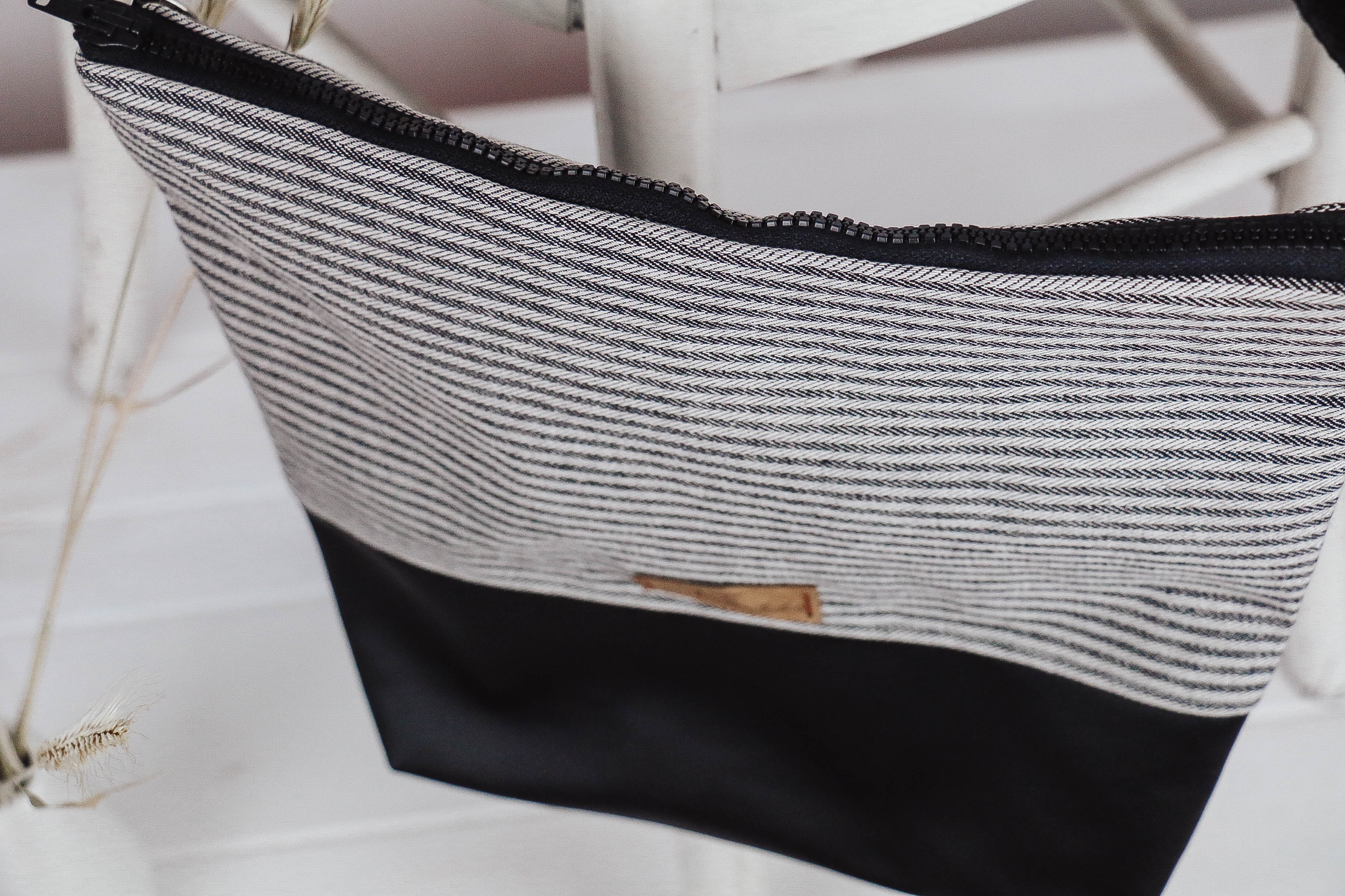 IMG_9294 Umhängetasche Black Strips