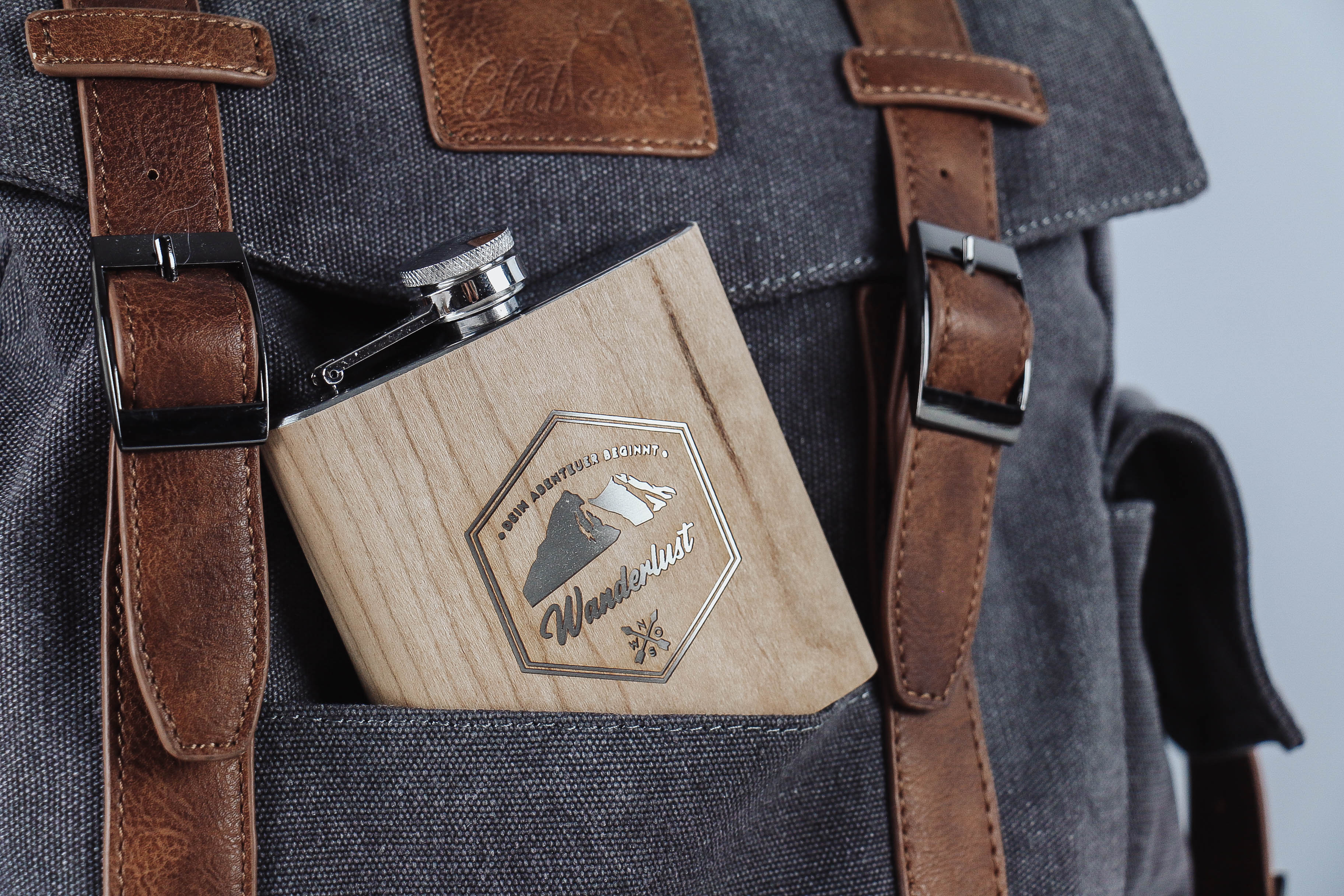 der-nischenladen-25 Flachmann mit Holzmanschette "Dein Abenteuer beginnt - Wanderlust"