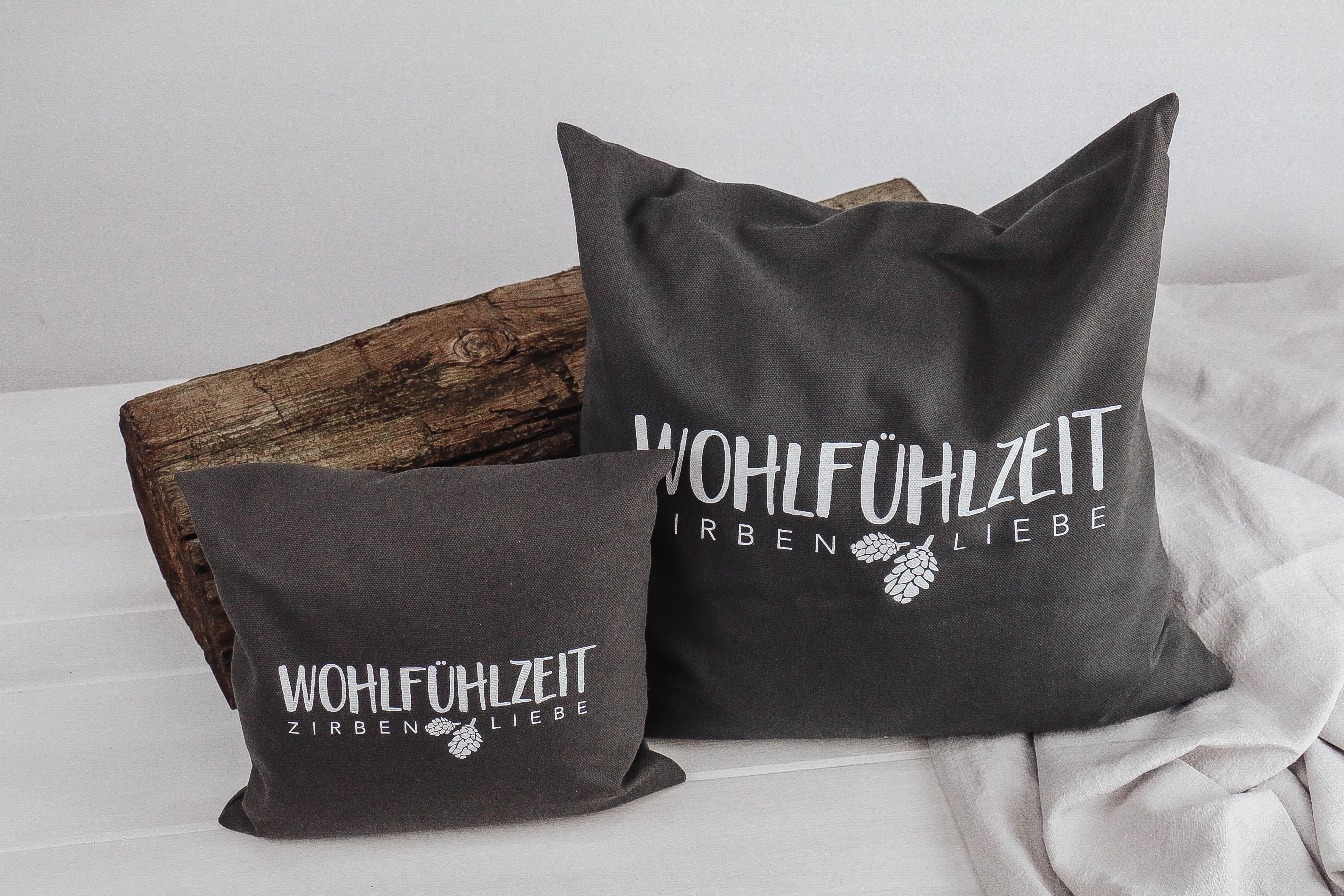 Zirbenkissen *Wohlfühlzeit-Zirbenliebe* groß Anthrazit