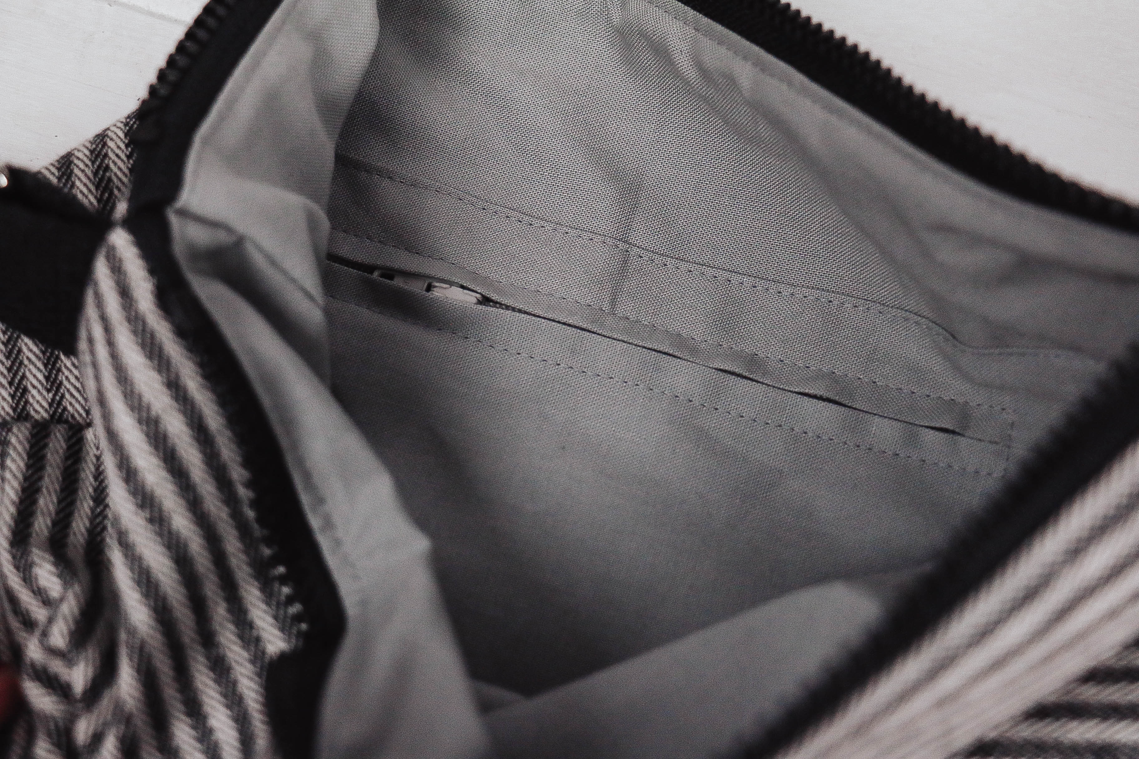 IMG_9295 Umhängetasche Black Strips