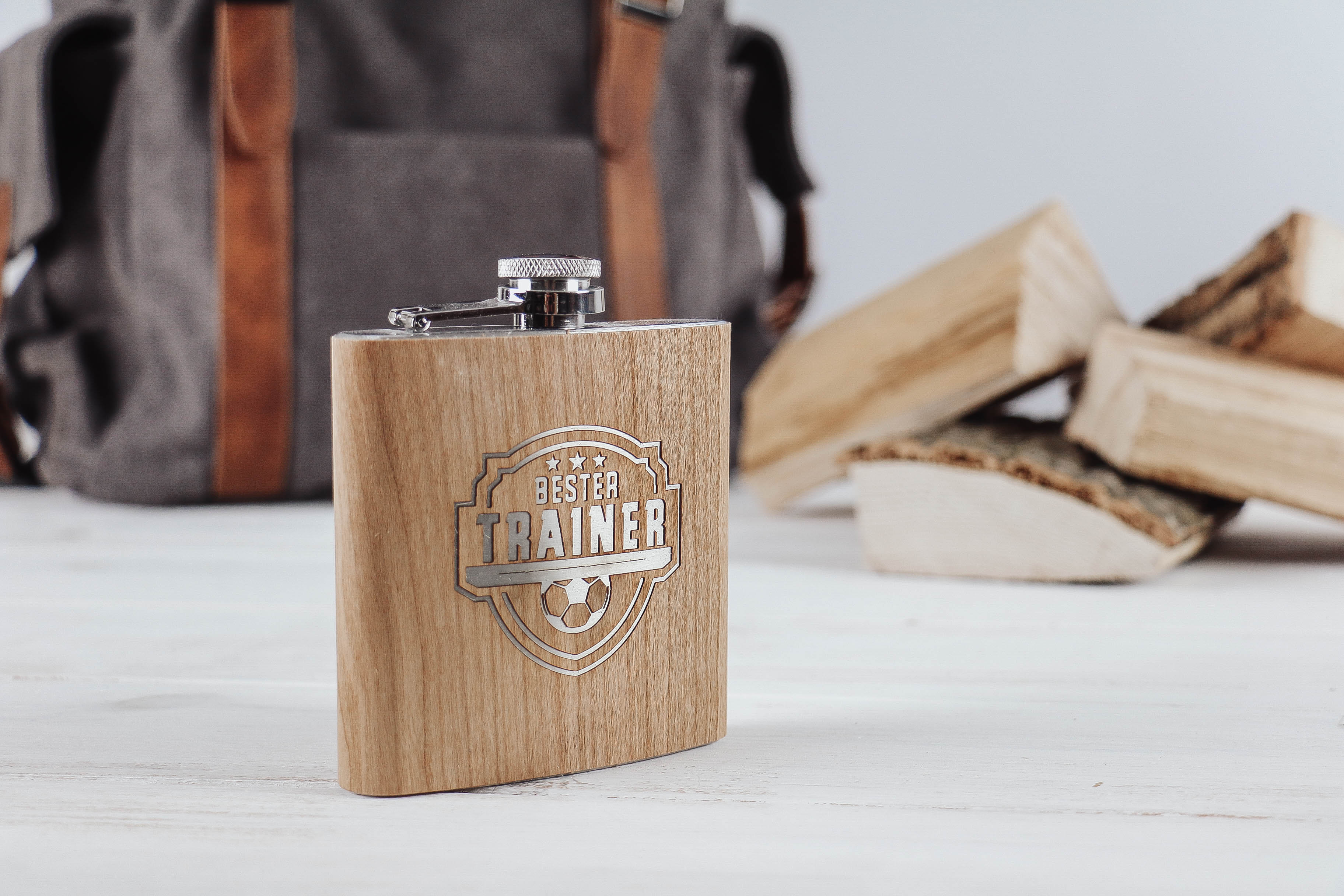 der-nischenladen-9 Flachmann mit Holzmanschette "Bester Trainer"