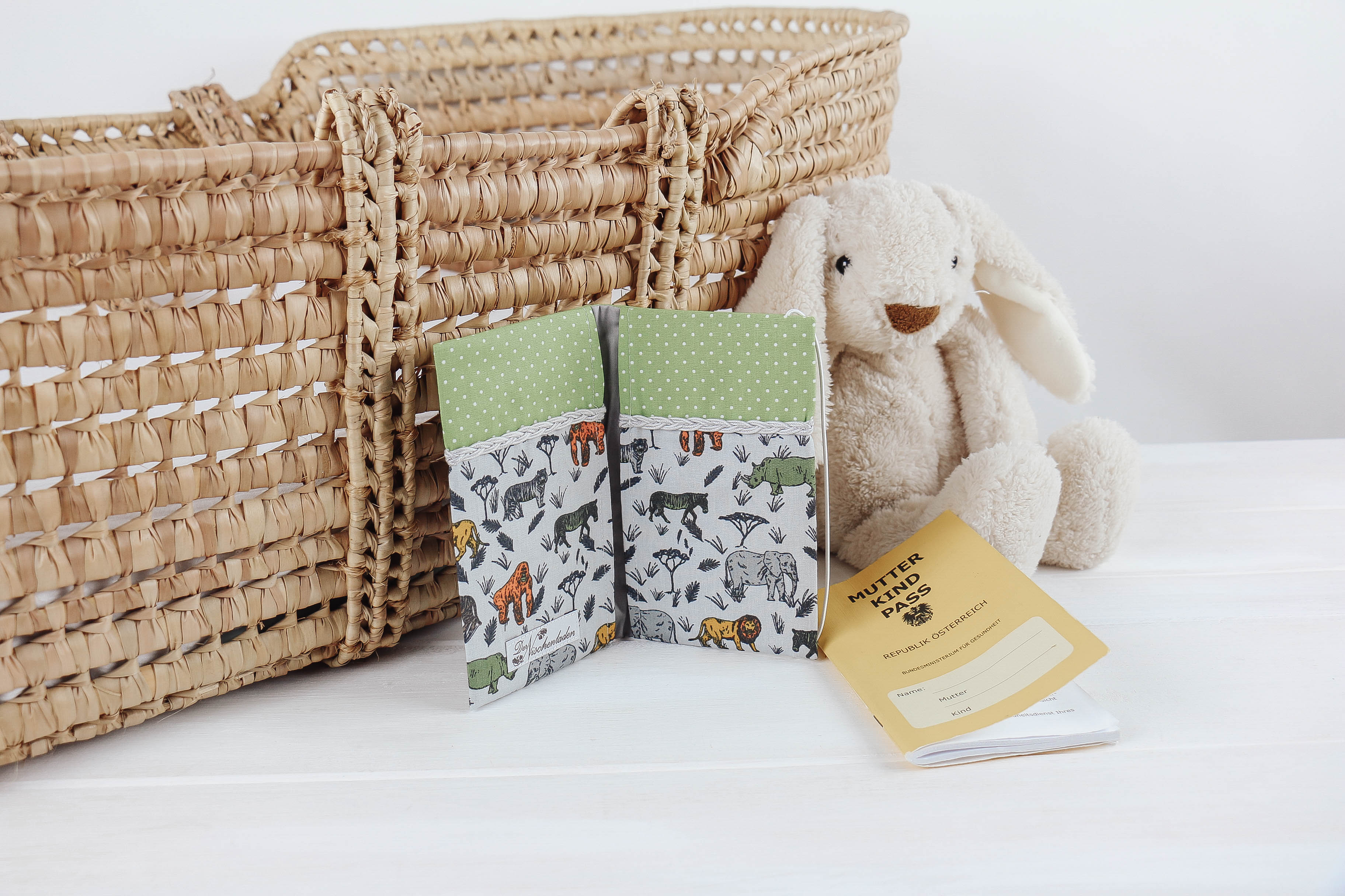 Nischenladen-77 Mutter-Kind-Passhülle Safaritiere grau-grün