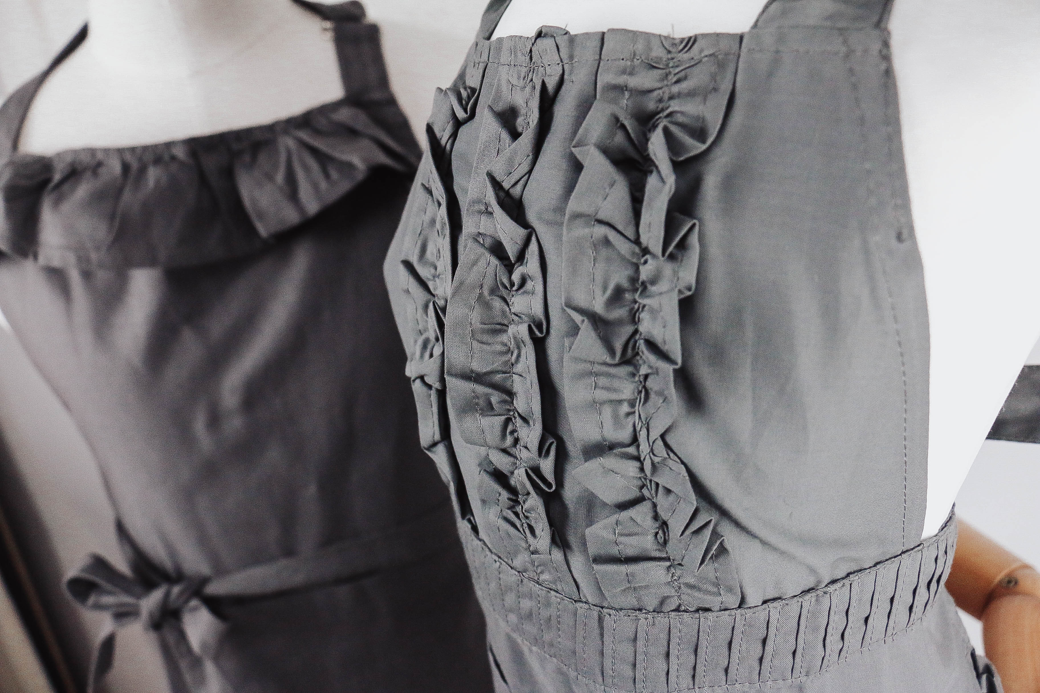 Kinderschürze Rüschen grau Kinderschürze Rüschen grau