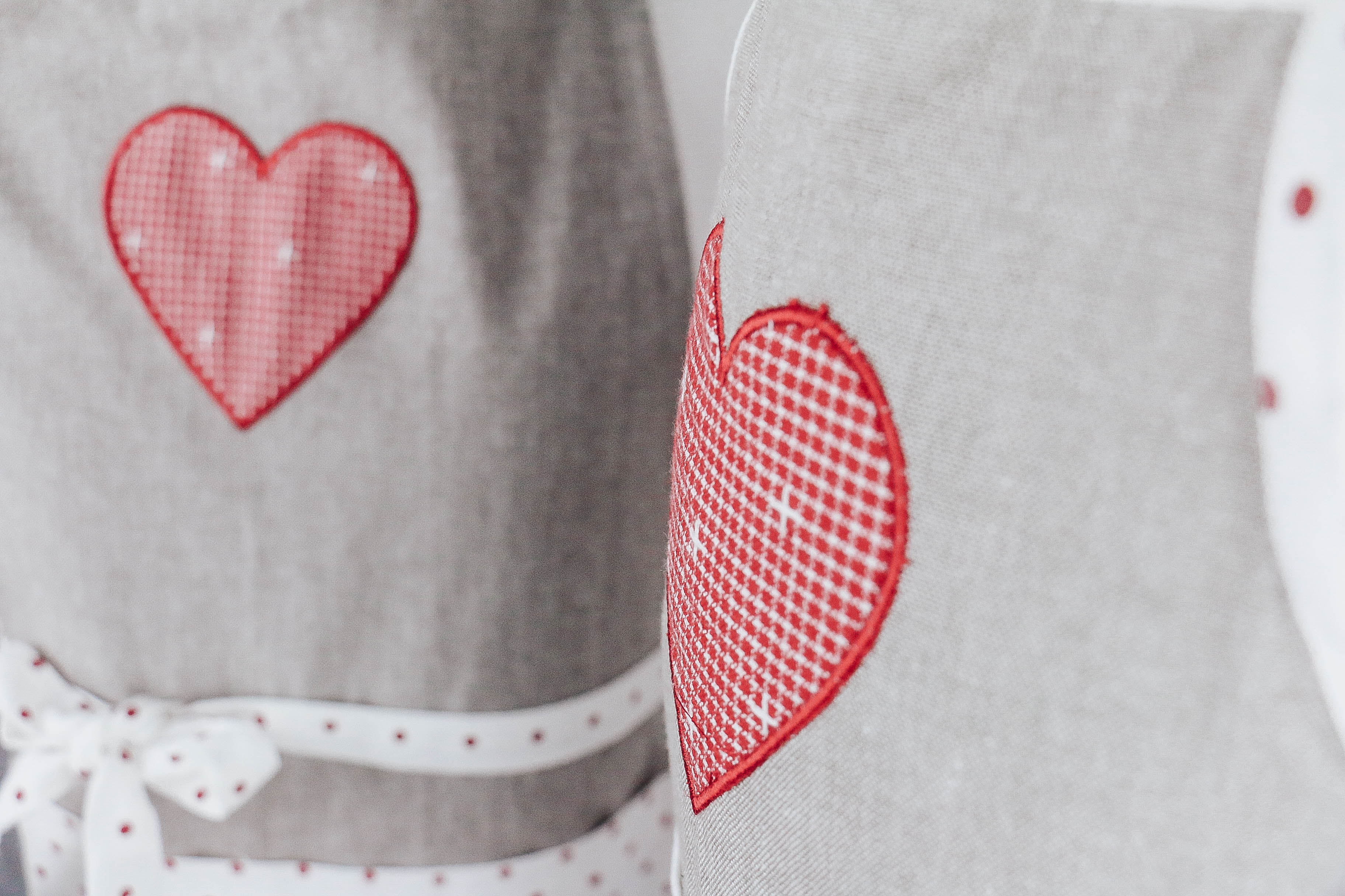 Kinderschürze Herz rot-weiß-taupe Kinderschürze Herz rot-weiß-taupe