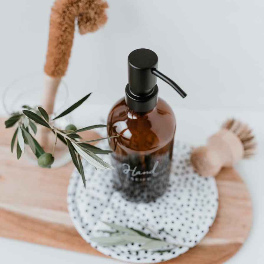 gl-008_handseife_braun_4_photocredits_maggymelzer_896x896 Seifenspender Handseife braun 250ml