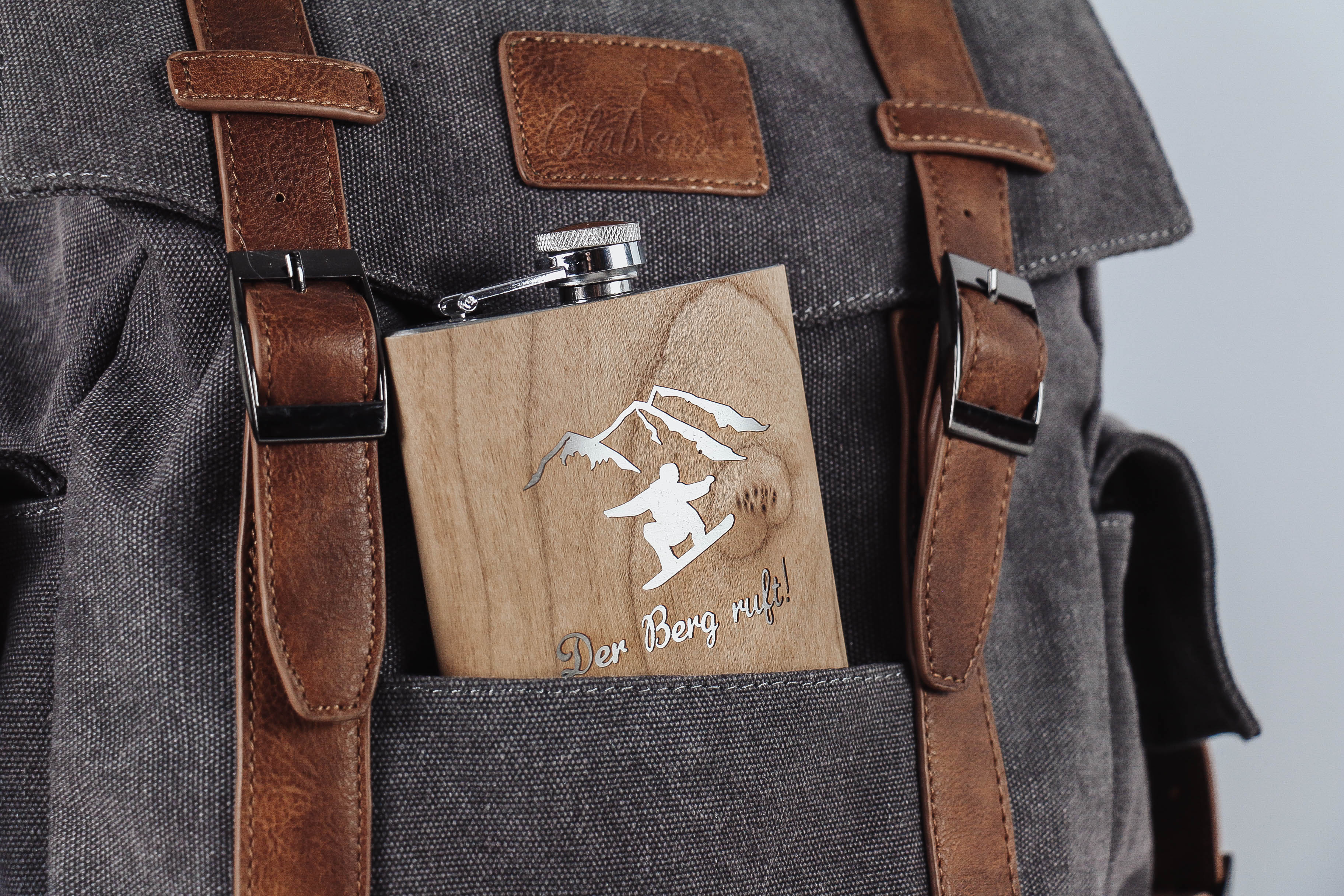 der-nischenladen-34 Flachmann mit Holzmanschette "Der Berg Ruft!"