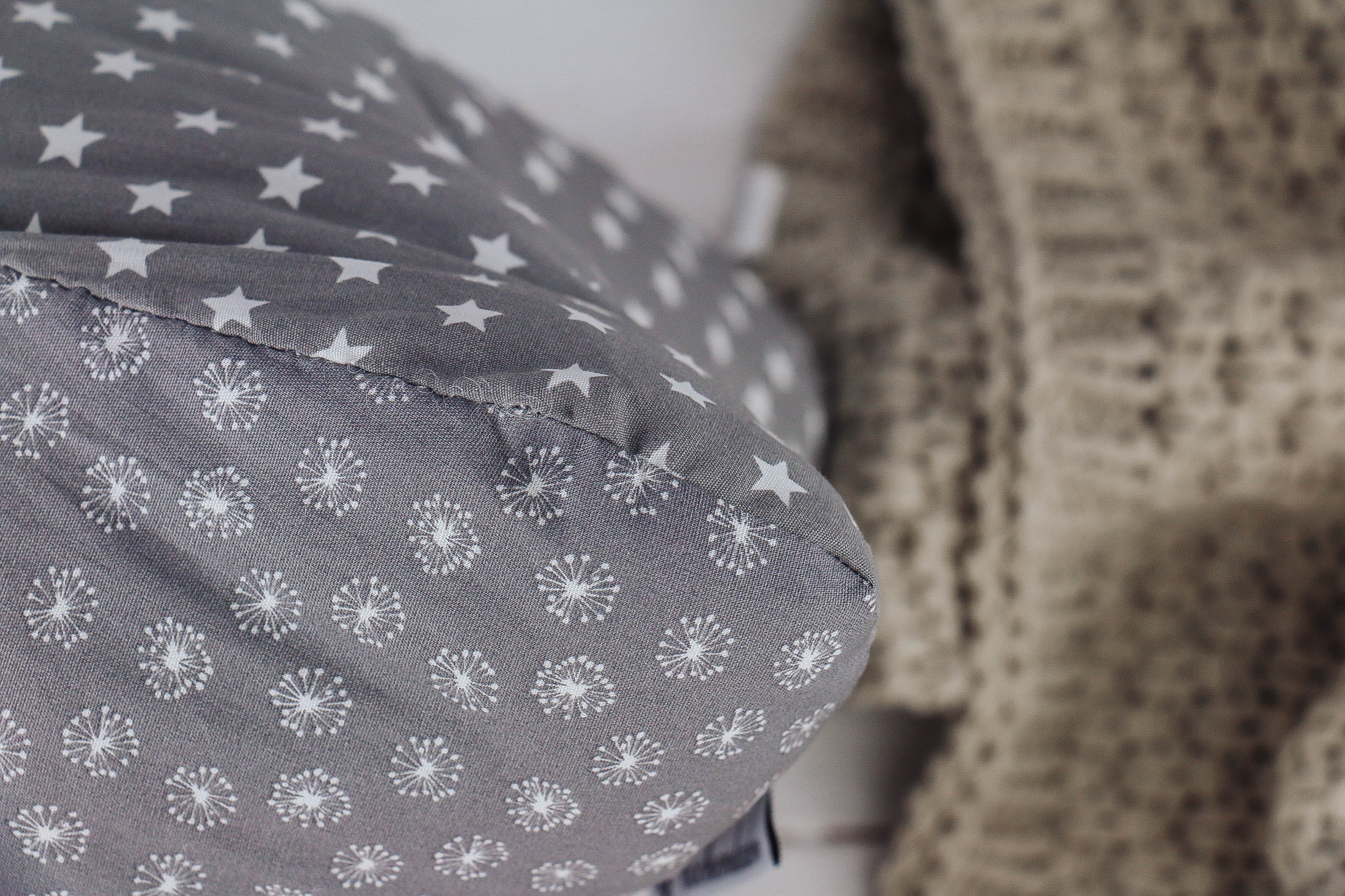 der-nischenladen-2ouZM6qbx8hG7d Leseknochen hellgrau