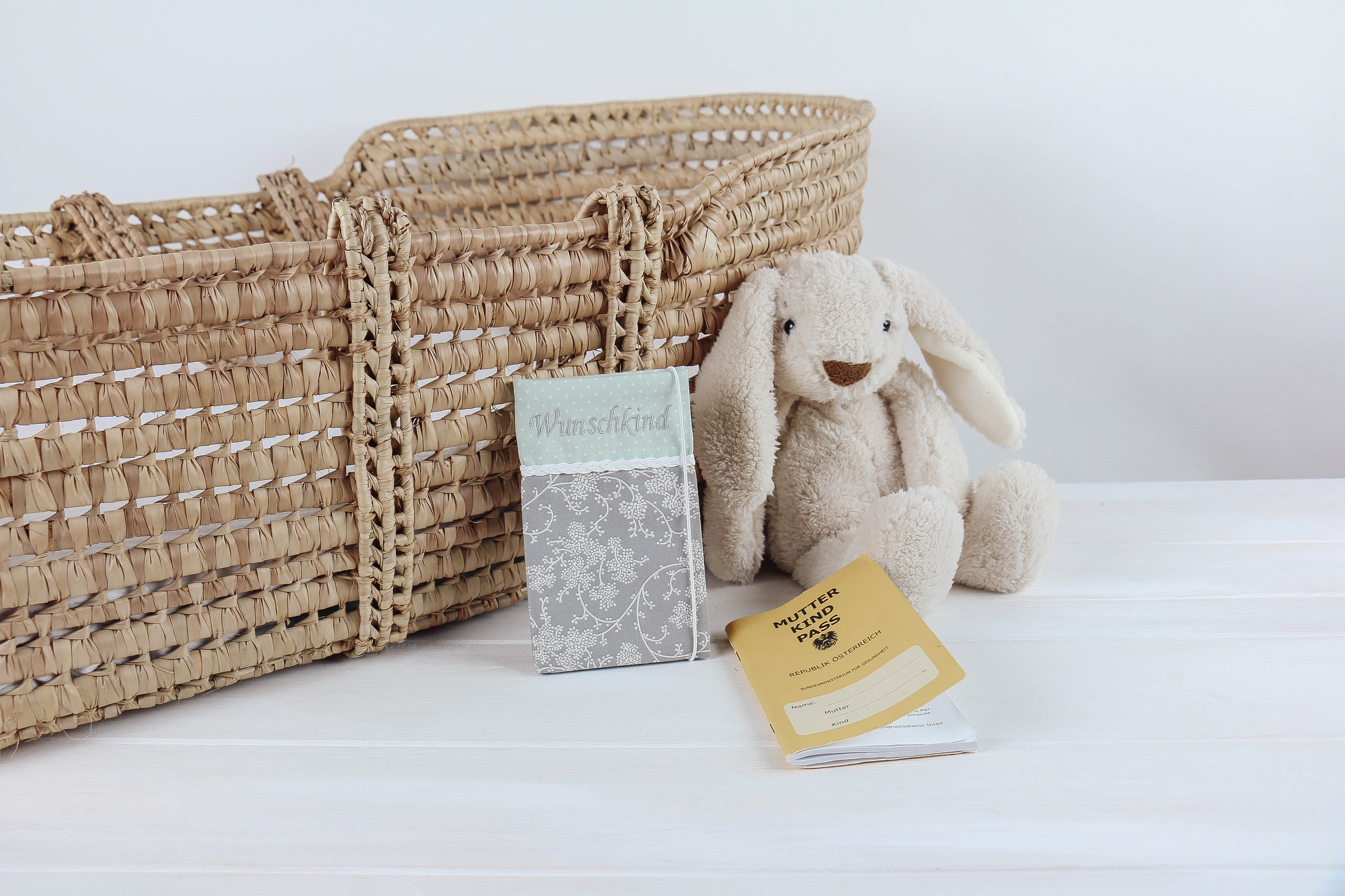 Nischenladen-65 Mutter-Kind-Passhülle Blumenranken grau-mint