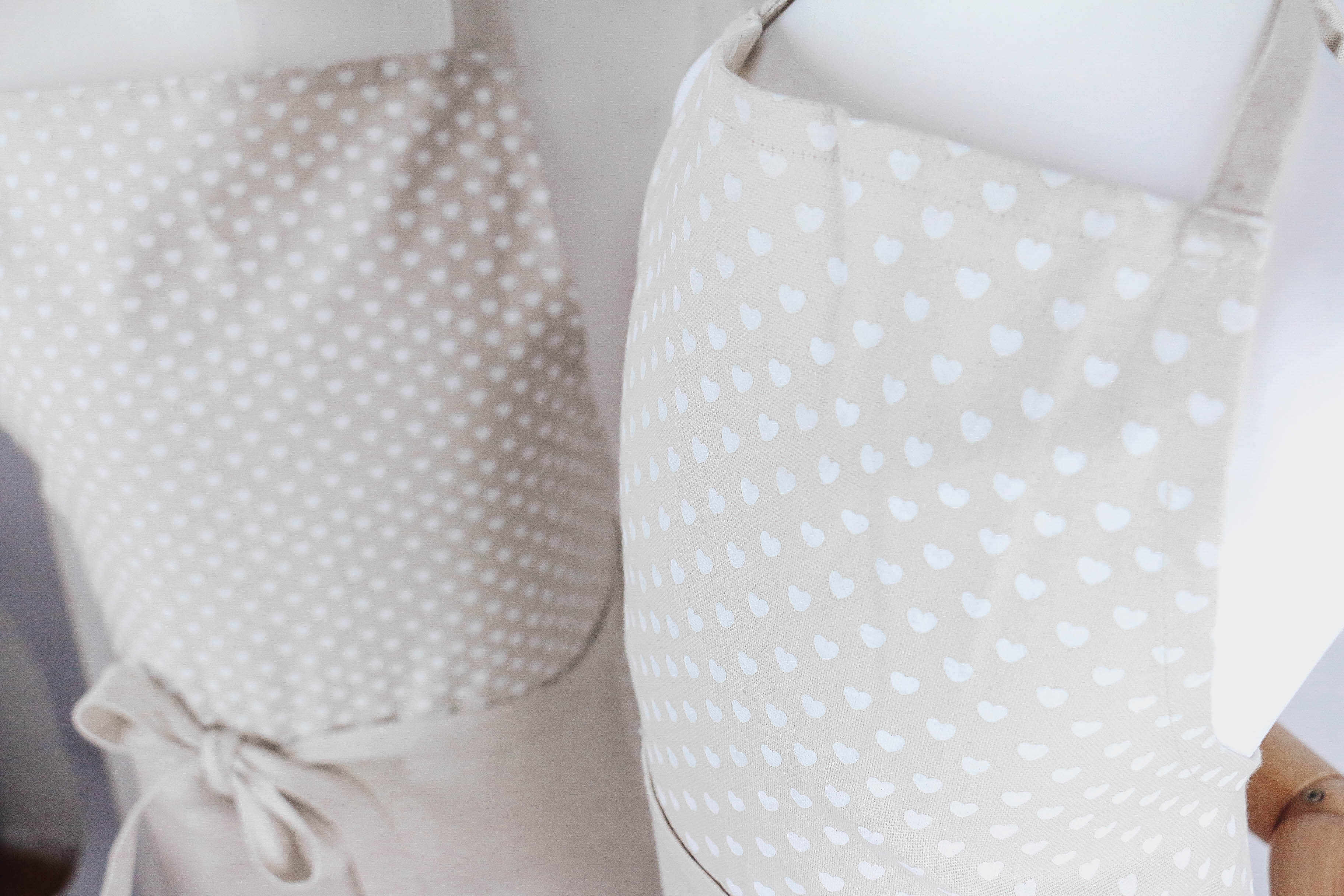 Kinderschürze Herzchen beige Kinderschürze Herzchen beige