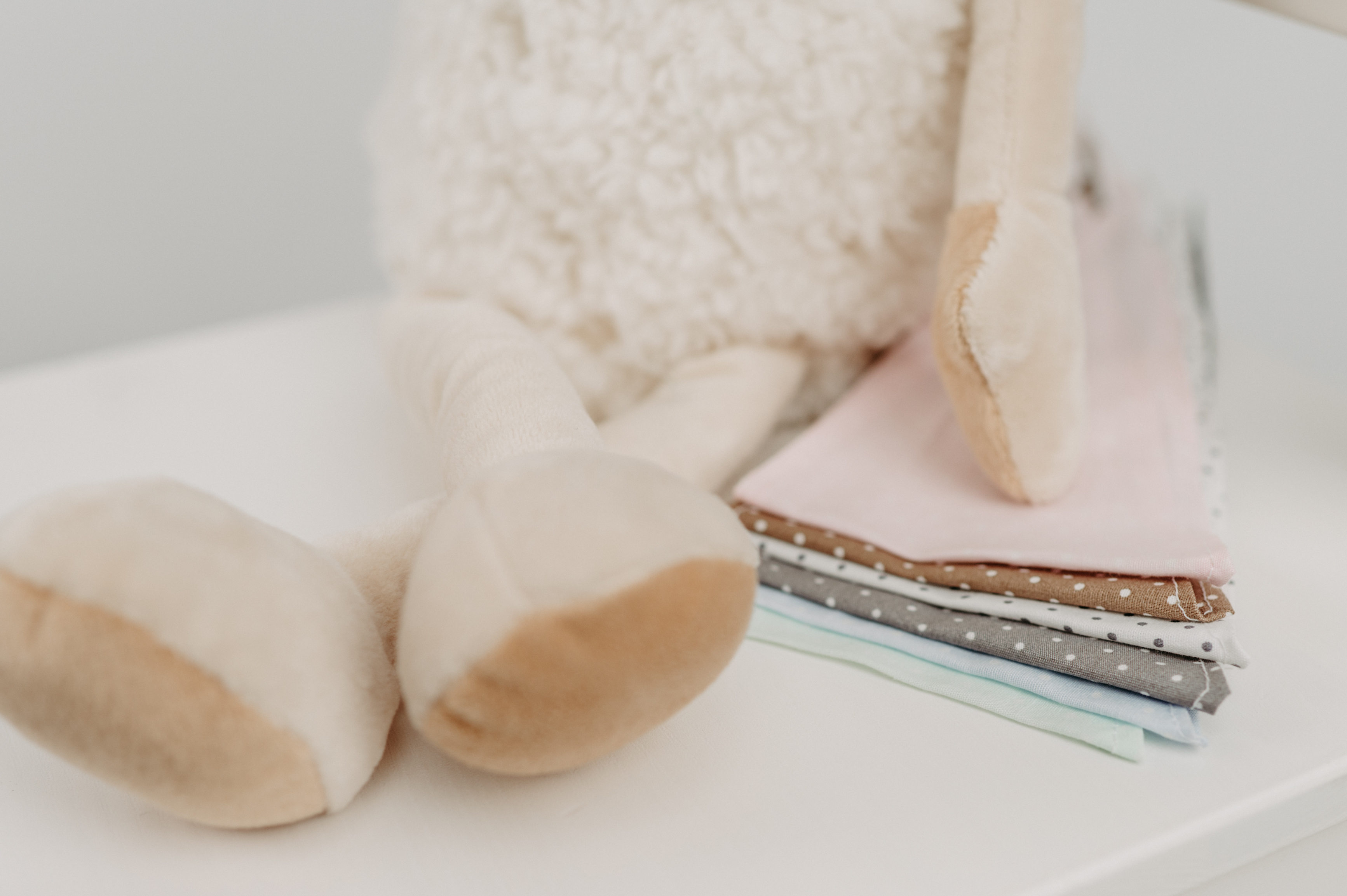 Kuscheltier Schaf "Dolly" mit besticktem Halstuch