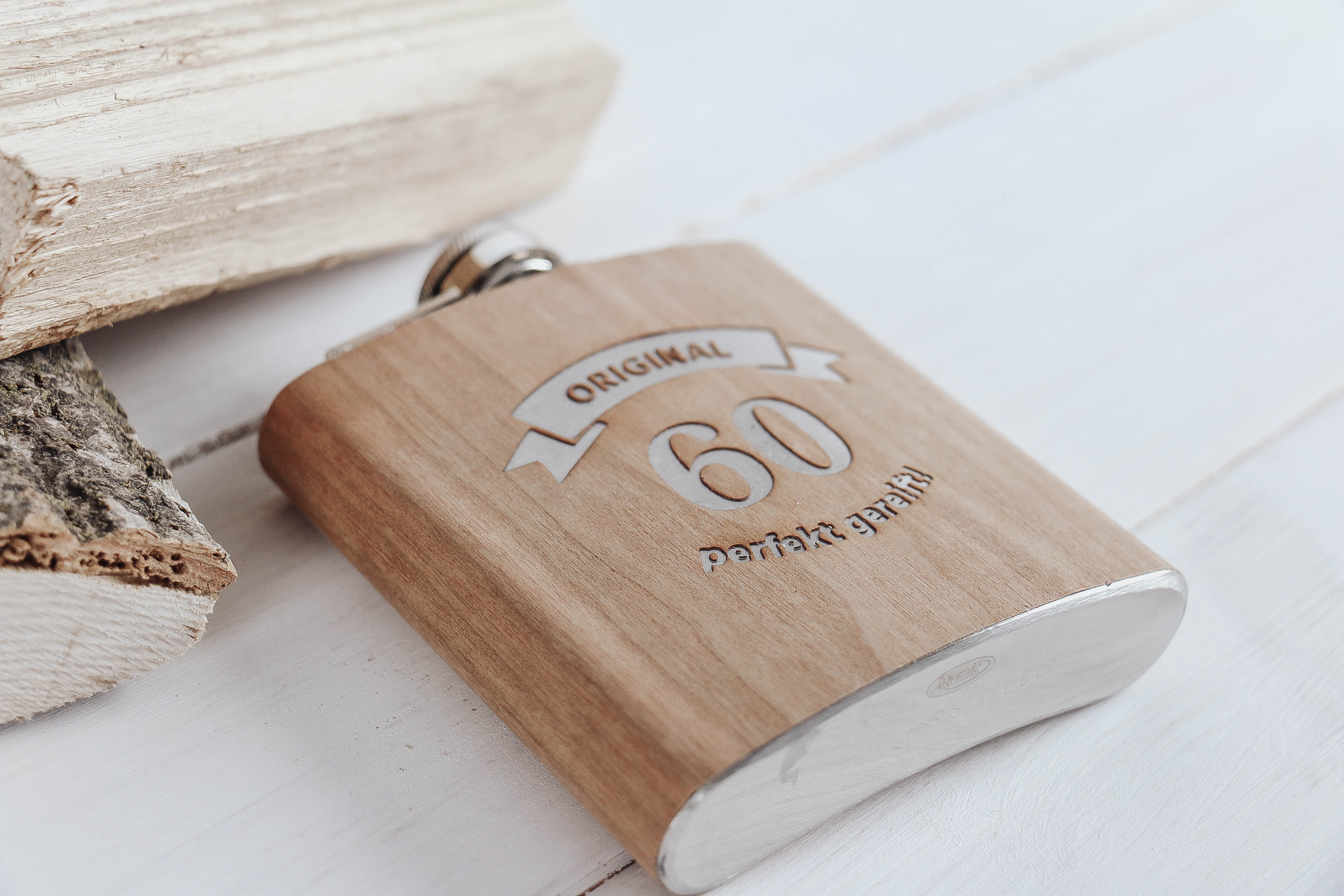 der-nischenladen-61 Flachmann mit Holzmanschette "Orginal 60 - perfekt gereift"