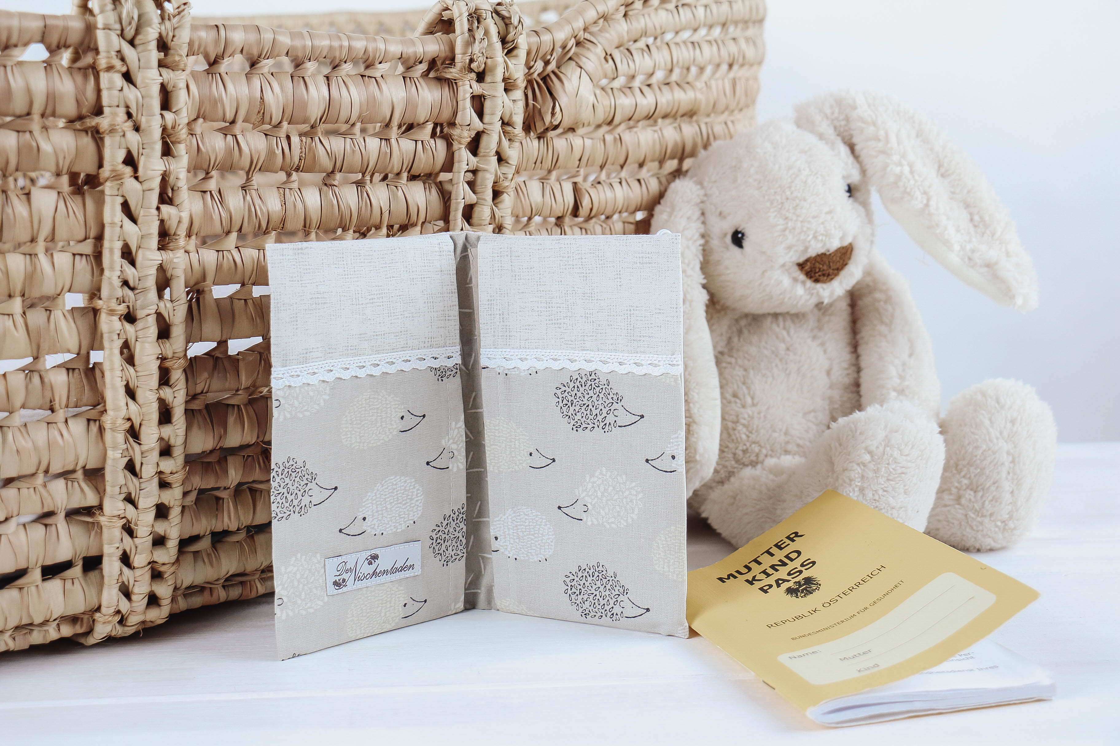 Nischenladen-44 Mutter-Kind-Passhülle Igel natur