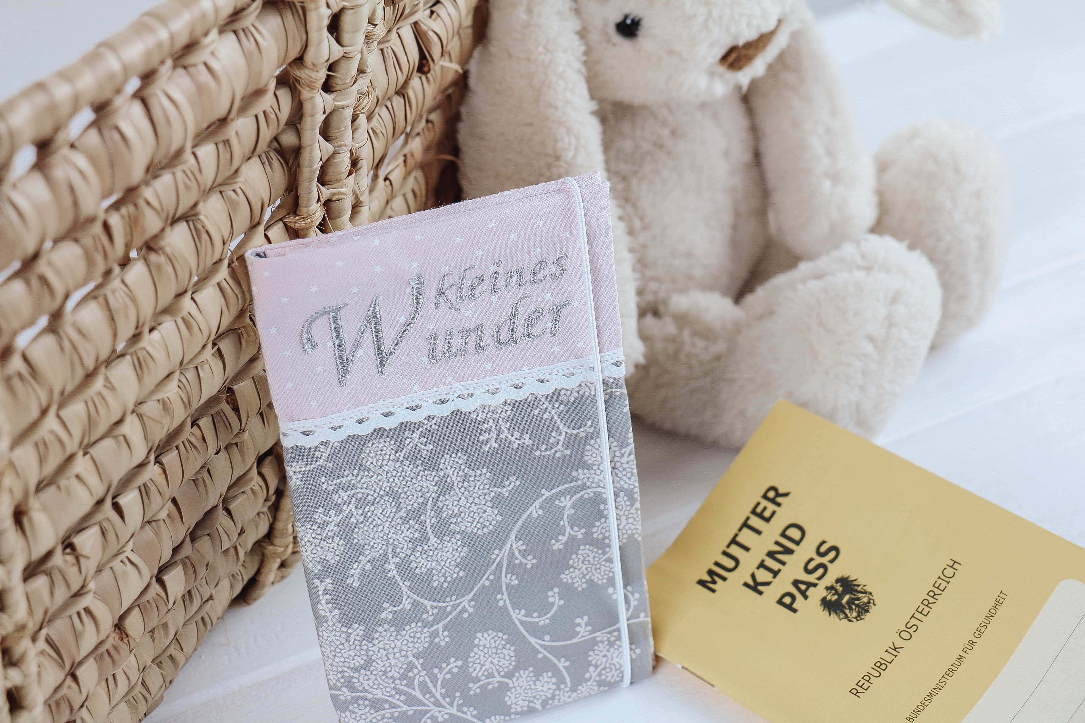 Nischenladen-34 Mutterkindpasshülle Blumenranke grau-rosa