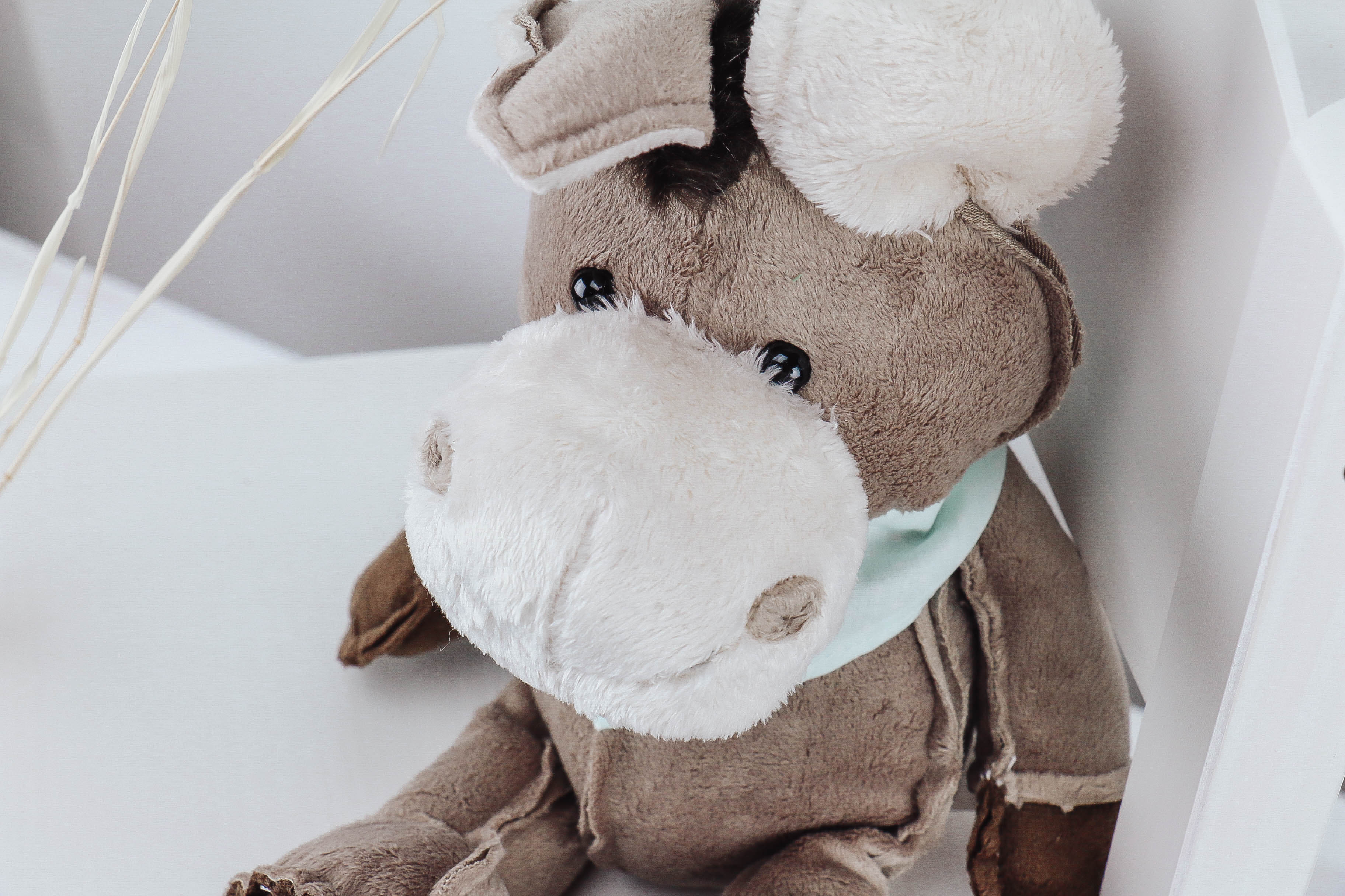 Nischenladen-97 Kuscheltier Esel braun mit besticktem Halstuch